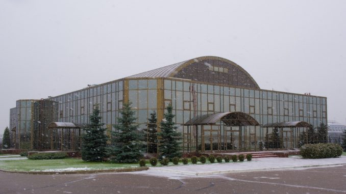 Власти Москвы договорились с Газпромом о покупке аэропорта Остафьево Концерн заключил контракт о продаже аэрокомплекса департаменту городского имущества столицы Информация о подписании договора купли продажи появилась на сайте Единой информационной системы в сфере госзакупок Контракт между Газпромом и столичными властями был заключён 9 декабря В качестве предмета договора указано приобретение в собственность города Москвы имущественного комплекса аэропорта Остафьево находящегося в собственности ПАО Газпром Цена контракта составила 2 миллиарда 724 миллиона рублей Остафьево изначально было создано как аэродром НКВД СССР в 1934 году В 1995 году совладельцем аэропорта который был в ведении Минобороны стал Газпром В 2000 году аэропортовый комплекс реконструировали и открыли для гражданских рейсов В 2007 году аэродром получил статус международного Подписаться на Говорит Москва Telegram VK MAX