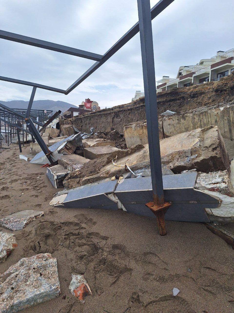 Шторм смыл часть набережной в Судаке которую благоустроили два года назад В Судаке штормом разбило участок набережной который привели в порядок в 2023 году Подрядчиком выступал застройщик апарт отеля Атлас работы обошлись примерно в 30 миллионов рублей Однако мощные волны легко разобрали камни и металлические конструкции рухнули подпорные стены хотя покрытие уцелело Как пояснил замглавы города Вазген Карапетян гарантия распространялась только на покрытие поэтому восстановление разрушенных подпорок ляжет на плечи бюджета Сейчас власти решают где взять средства и как оперативно провести ремонт Сроки установили до 1 июня 2026 года к началу курортного сезона обещают привести набережную в порядок стихия против апартов возле моря МАКС ВК Предложить пост