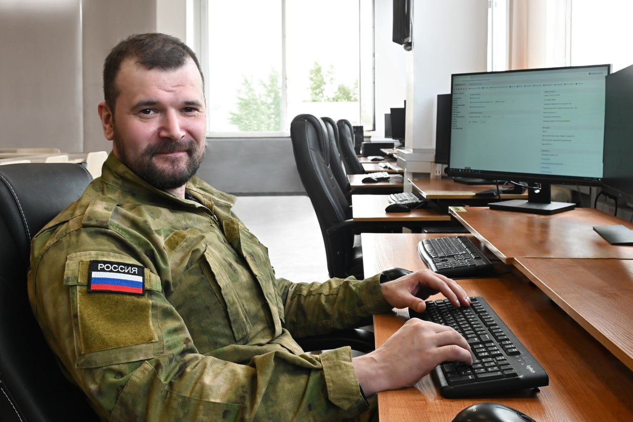 Благодаря партнерским соглашениям фонда Защитники Отечества заключенным с ведущими работодателями и вузами России реализуются значимые образовательные проекты Ветераны спецоперации могут выбрать понравившуюся профессию пройти обучение повысить квалификацию и найти работу по специальности Фонд вместе с Ростех МГТУ им Н Э Баумана и Министерством науки и высшего образования РФ запустил проект по подготовке ветеранов СВО к поступлению в технические вузы Его участники укрепят знания по базовым предметам познакомятся с инженерными направлениями получат советы по профориентации и планированию карьеры Обучение стартует 1 марта и завершится 10 июня Занятия будут проходить дистанционно в виде вебинаров онлайн курсов и интерактивных лекций по будням и выходным дням По итогам выпускники получат сертификат одного из ведущих вузов страны При желании они могут продолжить обучение и пройти стажировку на предприятиях госкорпорации Ростех Фонд вместе с партнерами выстраивает систему комплексной и адресной поддержки ветеранов спецоперации По вопросам трудоустройства в филиалы обратились более 21 тысячи защитников свыше 11 тысяч из них трудоустроены За помощью в обучении и переобучении обратились более 12 5 тысячи ветеранов и членов их семей свыше 8 4 тысячи направлены на обучение Информацию о том как получить новую профессию переобучиться подобрать варианты трудоустройства можно узнать в филиалах фонда у социальных координаторов или по телефону горячей линии 117 доб 1 Подписывайтесь на канал фонда Защитники Отечества в МАХ