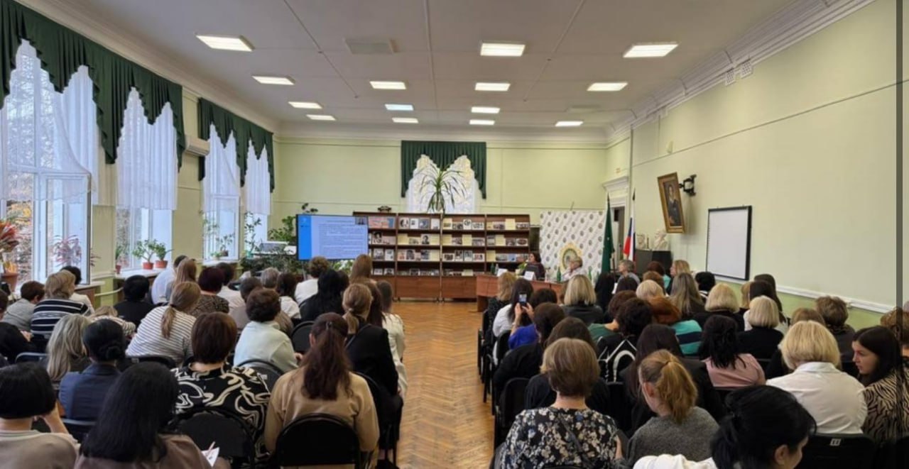 Адыгея и Херсонская область развивают библиотечное сотрудничество Ведущий методист центральной библиотечной системы Генического округа Херсонской области Анастасия Диденко приняла участие в научно образовательном и методическом семинаре Актуальные вопросы деятельности современной библиотеки который прошел на базе Национальной библиотеки Республики Адыгея в честь празднования её 130 летия В семинаре участвовали более 100 специалистов из разных регионов а также сотрудники Российской национальной библиотеки Участие специалиста из Генического района стало частью системного сотрудничества которое Национальная библиотека Адыгеи поддерживает с коллегами из Херсонской области на протяжении трёх лет Программа семинара включала обсуждение тем современного библиотечного дела научно образовательная деятельность в контексте национальных целей развития организация научно исследовательской работы приоритеты краеведческой деятельности работа с литературой ограниченного доступа и развитие электронных проектов Мероприятие было организовано совместно с Институтом дополнительного образования Российской национальной библиотеки для повышения квалификации библиотечных специалистов