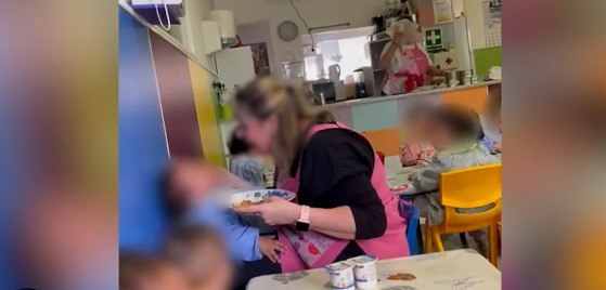 Воспитательницу из детсада в Хересе задержали по подозрению в жестоком обращении с детьми В частном детском саду города Херес де ла Фронтера разгорелся скандал одна из сотрудниц оказалась в центре расследования после того как родители малышей заметили тревожные перемены в поведении своих детей Их подозрения подтолкнули руководство учреждения к решительным действиям Для этого был приглашён частный детектив который установил в помещении скрытые камеры Записи полученные с камер показали что воспитательница позволяла себе недопустимые методы обращения с детьми на кадрах были зафиксированы моменты когда она проявляла грубость и даже наносила пощёчины четырём малышам Дети Новости Андалусия russpain com news vospitatelnicu iz detsada v herese zaderzhali po podozreniju v zhestokom obrashhenii s detmi 312650