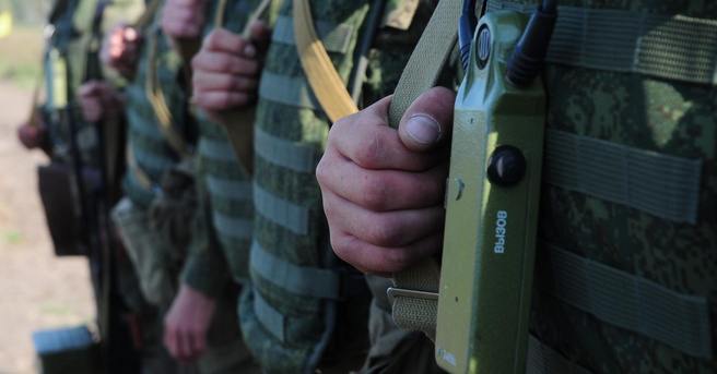 В Новосибирской области из военной части сбежало десять военнослужащих. Большая часть из них была задержана.  В воинскую часть в Коченево были прикомандированы около 30 человек со всего Центрального военного округа, которые ранее самовольно оставляли воинские части по различным, не связанным со службой причинам. Вечером 12 ноября 10 человек покинули часть. Шестеро из них поехали в Кемеровскую область. Часть мужчин уже задержали. Остальных должны задержать в ближайшее время,  – рассказал источник НГС.  Местных жителей просят сохранять спокойствие, все дезертиры не вооружены.  #новосибирск