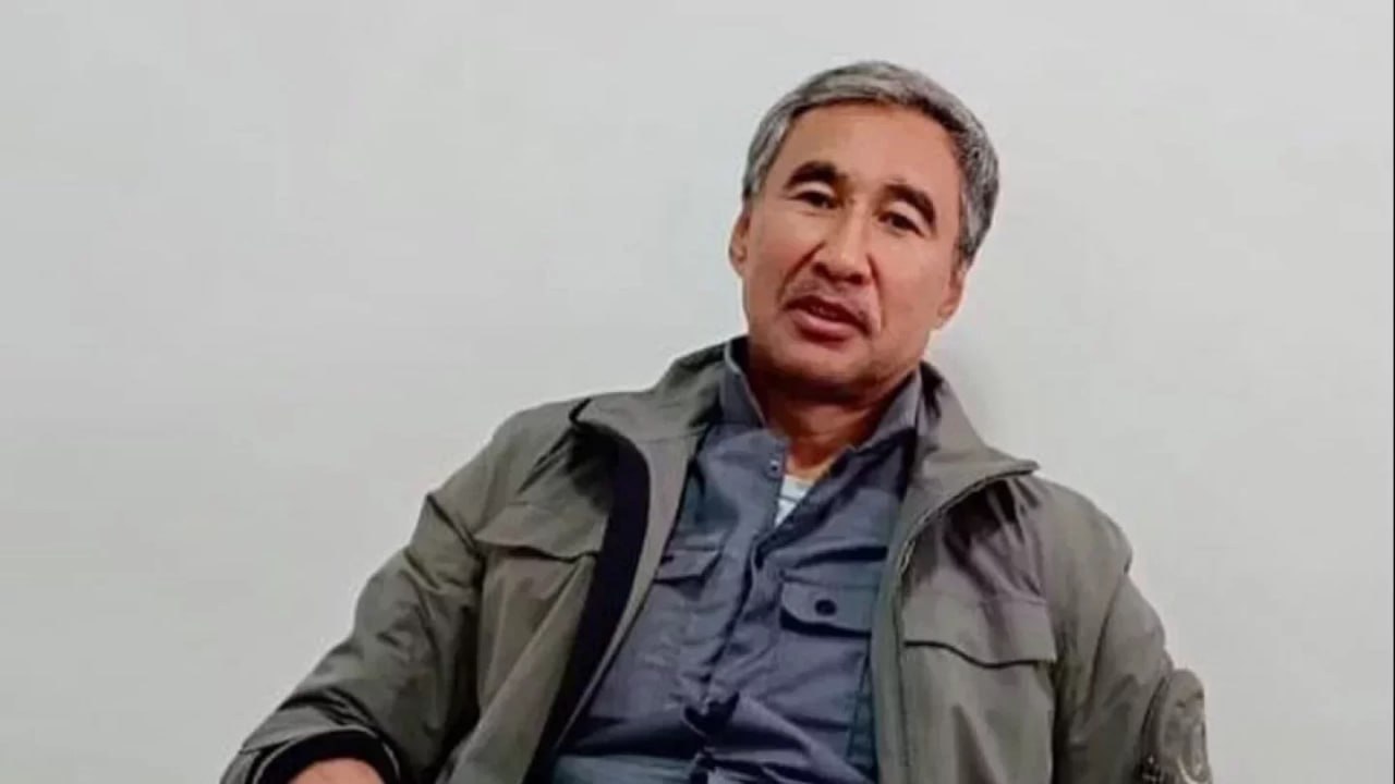 В тюрьме за убийство банкира: Муратхан Токмади вновь просит об УДО Осуждённый за убийство Ержана Татишева Токмади опять просит об условно-досрочном освобождении. Он обратился в суд с ходатайством о сокращении срока. 11 сентября 2024 года коллегия суда области Улытау уже отказала Токмади в аналогичном ходатайстве. А в январе 2025-го Муратхан Токмади сам попросил оставить без рассмотрения своё ходатайство в суд. Тогда речь шла о нарушении процессуального соглашения с прокуратурой. В этот раз осуждённый направил заявление в суд города Алатау Алматинской области. Ходатайство поступило в конце апреля. Как отмечает потерпевшая сторона, о предстоящем судебном заседании их уведомили всего за один день — 9 июня в 18:30. Само заседание назначено на 11 июня в 11:00 . Контекст в двух словах. Предпринимателя приговорили к десяти с половиной годам тюрьмы в 2018 году. Его признали виновным в заказном убийстве известного казахстанского бизнесмена по заказу Мухтара Аблязова. Сам Токмади вины тогда не признал. Он говорил, что сознался в убийстве Татишева под пытками со стороны сотрудников КНБ РК. Другие подробности есть в цепочке постов выше.