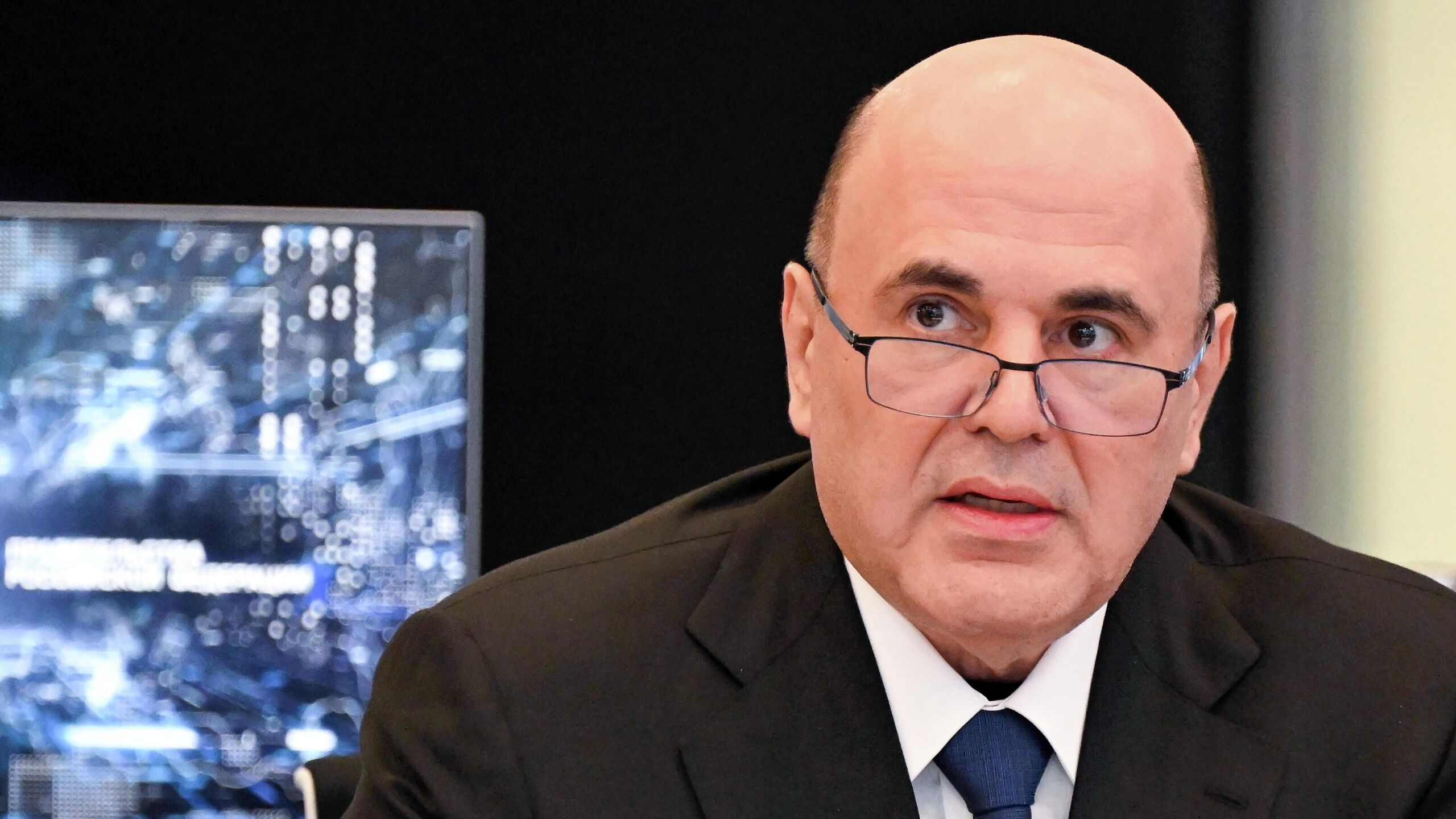 Интересы покупателей и поставщиков в цифровой торговле в России должны быть защищены правительство принимает для этого меры заявил премьер министр России Михаил Мишустин Важно чтобы на таком быстрорастущем рынке интересы покупателей равно как и поставщиков товаров и услуг были защищены для чего правительство совершенствует нормативную базу сказал Мишустин выступая на стратегической сессии по вопросам регулирования платформенной экономики Он напомнил что в прошлом году был принят закон О платформенной экономике который вступит в силу уже в октябре текущего года Он направлен на повышение прозрачности работы цифровых платформ Они теперь станут взаимодействовать с государственными информационными системами для проверки сведений о маркировке сертификатах и декларациях соответствия Это позволит усилить контроль качества и безопасности для покупателей реализуемой продукции отметил премьер