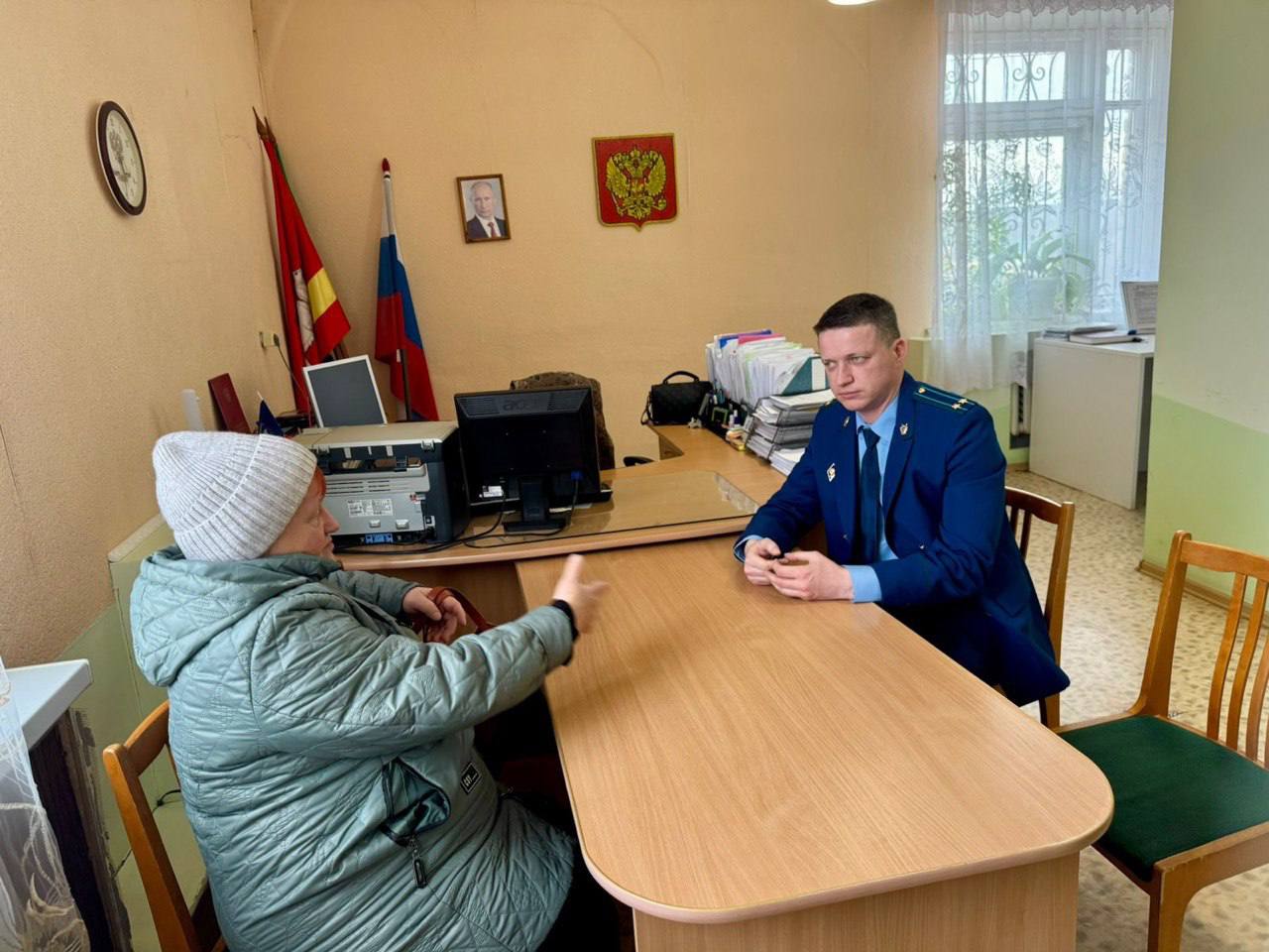 Прокурор Чесменского района Владислав Ботвинкин провел выездной прием граждан в поселке Углицкий Граждане обратились на прием с вопросами благоустройства территории, ремонта дороги от п. Углицкий в сторону п. Зеленая долина, соблюдения законодательства при водоснабжении поселка, а также по вопросам расследования уголовного дела. По всем поступившим обращениям организованы проверочные мероприятия, результаты которых поставлены на контроль.