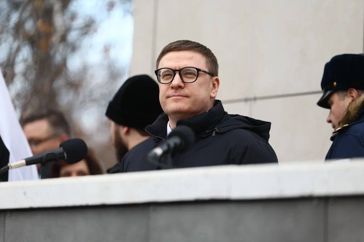 В Челябинске стартовала прямая линия с губернатором Алексеем Текслером На начало трансляции жители региона направили 7039 вопросов В топ 3 наиболее обсуждаемых тем вошли ЖКХ дороги и благоустройство dk chel