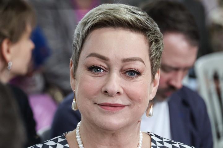 Директор Марии Ароновой опровергла слухи о болезни актрисы По словам Натальи Дмитрюковой актриса не обращалась к врачам из за плохого состояния Она чувствует себя хорошо и продолжает творческую деятельность С ней всё в порядке Это слухи заявила директор артистки в беседе с ТАСС Дмитрюкова уточнила что Аронова только вчера вернулась в Москву из большого тура по Уралу Уже завтра она сыграет в Санкт Петербурге Сегодня она играет Мадмуазель Нитуш Длинный спектакль три акта два антракта рассказала представительница актрисы Подписаться на Говорит Москва Telegram VK MAX