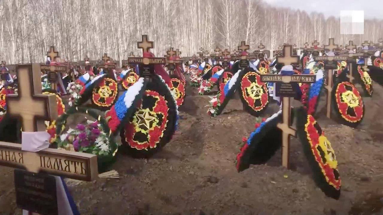 На Кубани отца погибшего участника СВО оштрафовали за дискредитацию армии в телефонном разговоре Прикубанский районный суд Краснодара 6 октября оштрафовал 59 летнего Александра Лойко на 30 тыс руб по делу о дискредитации армии статья 20 3 3 КоАП РФ обратил внимание местный журналист Андрей Кошик Среди материалов дела которые оценивал суд был CD диск с записью телефонного разговора Лойко признал вину объяснив что был пьян и расстроен гибелью старшего сына на СВО Силовики получили доступ к записи разговора и завели на убитого горем отца дело Напомним что с 2016 года все ваши разговоры записывают по закону Яровой Власти тогда заявляли что тотальная слежка нужна чтобы бороться с террористами Подписаться на каналы Новости Подработка Помощь Мы в MAX Вещи даром