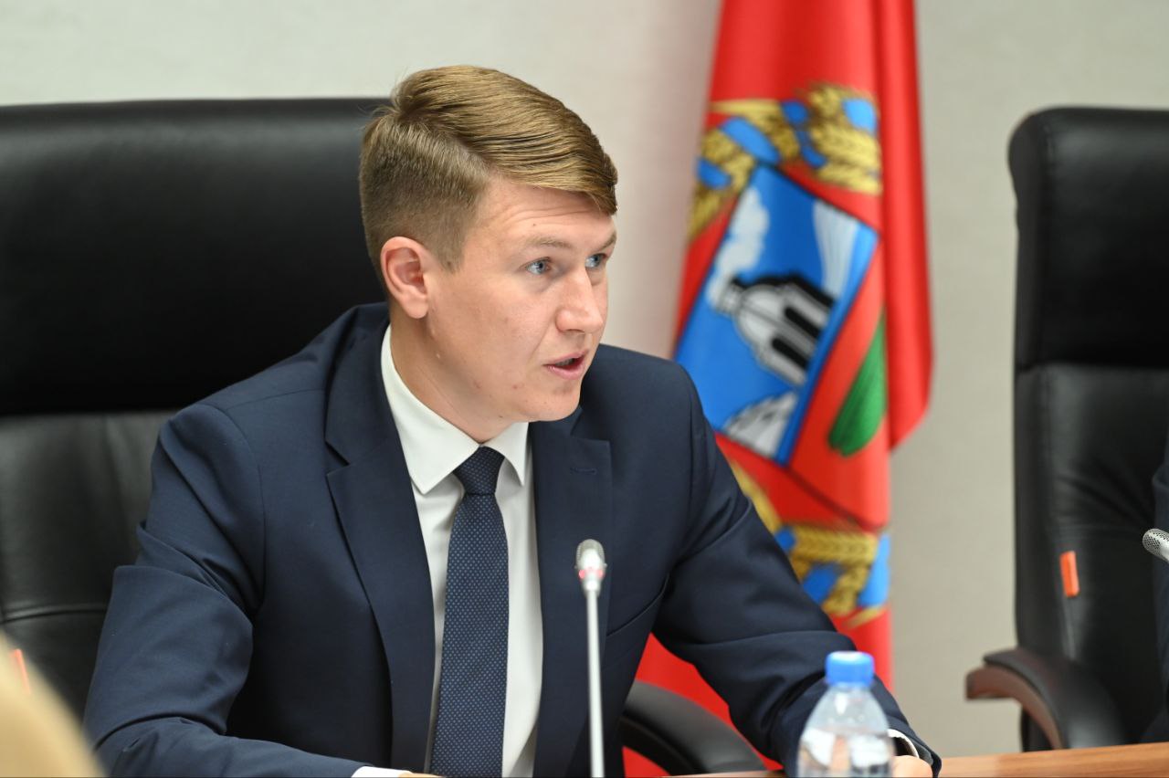 Начали работу по обновлению системы местного самоуправления  Сегодня в Алтайском Заксобрании прошло первое заседание рабочей группы по реализации норм закона о местном самоуправлении.   Что удалось обсудить?    В первую очередь, сформировали предстоящий план работы. Среди основных вопросов - распределение полномочий, определение оптимальной для нашего региона системы управления и формирования руководящих органов. Каждый блок будем обсуждать поэтапно.   С участниками рабочей группы сегодня обобщили опыт регионов в части территориальной организации и порядка избрания глав. По результатам мониторинга, который провели в АКЗС, картина получилась достаточно «пестрая». Некоторые регионы, в том числе соседи – Кузбасс или Тюменская область, уже приняли отдельные законы по территориальной организации МСУ, часть регионов скорректировали уже имеющиеся нормативные акты или внесли изменения в Уставы, а ещё часть территорий пока не приняли никаких решений. У одних предусмотрена вариативность избрания, в других - кандидатов представляет глава региона.  Видно, что каждый регион ищет свою оптимальную модель местного самоуправления, но большинство пока, как и Алтайский край, на этапе выбора. И здесь не нужно принимать импульсивных решений, а последовательно и сообща, достраивать и совершенствовать систему с учетом новых требований.   Уже не раз говорил и повторюсь, что в данном вопросе важна позиция территорий. Будем выстраивать эту обратную связь через Ассоциацию «Совет муниципальных образований».
