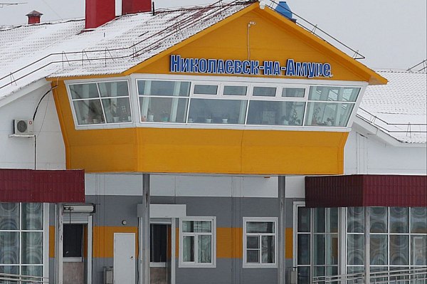 В аэропортах Хабаровского края ожидают отправления около 200 пассажиров Задержки рейсов зафиксированы в аэропортах Хабаровского края отправления ждут порядка 200 пассажиров Об этом сообщает ТАСС со ссылкой на данные пресс службы Дальневосточной транспортной прокуратуры По данным ведомства в Николаевске на Амуре и Хабаровске из за непогоды задержаны вылеты рейсов АО Хабаровские авиалинии в Аян Чумикан и Херпучи за 27 и 28 октября Кроме того затруднено авиасообщение Аян Нелькан рейсы за 20 октября и по техническим причинам изменено расписание рейса авиакомпании Аврора Хабаровск Николаевск на Амуре и обратно Отправления ожидают около 200 пассажиров Перевозчиком организовано предоставление им обязательных услуг Вылеты запланированы на 29 октября при условии улучшения метеобстановки говорится в сообщении aviaru net n289264