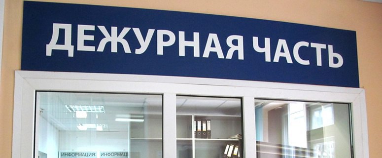 Полицейские провели в выходные дни рейдовые мероприятия в Рязанской области За прошедшие пятницу и выходные сотрудники полиции провели в Рязани комплекс профилактических действий, направленных на поддержание общественного порядка, контроль за соблюдением режима пребывания иностранных граждан, а также на выявление и пресечение правонарушений. В ходе рейдов в Рязанской области в отделы полиции было доставлено более 100 человек. Особое внимание было уделено охране общественного порядка на улицах в центре Рязани, в том числе – на улице Почтовой. Всего в Рязани в рамках мероприятий выявили и пресекли 17 нарушений миграционного законодательства, совершенных иностранными гражданами. В Ряжском, Касимовском, Рыбновском и Сасовском районах области выявили и пресекли 7 правонарушений, совершенных иностранными гражданами. В Рязани полицейские выявили и пресекли нарушения правил розничной торговли спиртным в двух кафе, расположенных на улице Новикова-Прибоя и на Московском шоссе, и - в магазине на улице Матросова. В Рязанском районе пресекли нарушение правил сбыта спиртного в магазине. Всего из незаконного оборота изъяли 83 литра алкогольных напитков. Профилактические рейды для обеспечения безопасности и правопорядка на территории региона будут продолжены.