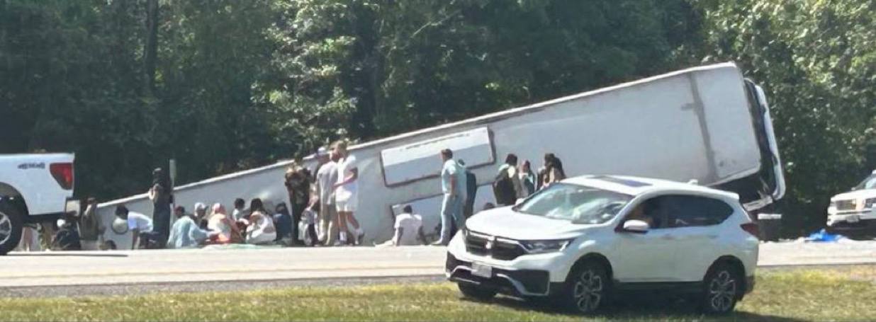 Множество погибших при крушении пассажирского автобуса в штате Нью Йорк Туристический автобус возвращавшийся в Нью Йорк из Ниагарского водопада разбился в пятницу в результате чего погибли и получили ранения несколько человек сообщила полиция Было не сразу понятно что стало причиной аварии на шоссе I 90 около Пемброка который находится примерно в 25 милях 40 км к востоку от Буффало На фотографиях сделанных случайными прохожими на месте происшествия видно что автобус перевернулся на бок прямо на шоссе Подписывайтесь Телеграм ЧЕРЕДОВ Нью Йорк Youtube канал БЮРО