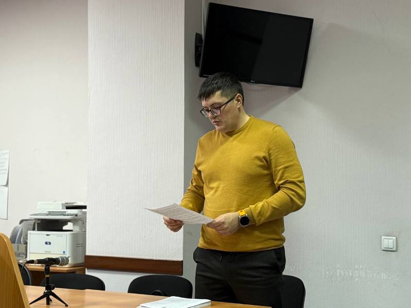 В Кемерове суд вынес обвинительный приговор бывшему заместителю руководителя Сибирского управления Ростехнадзора за получение взятки Рудничный районный суд г Кемерово постановил обвинительный приговор по уголовному делу в отношении бывшего заместителя руководителя Сибирского управления Ростехнадзора Он признан виновным по ч 2 ст 290 УК РФ получение взятки в значительном размере Следствием и судом установлено что в декабре 2024 года осужденный находясь на пр Весеннем в г Кемерово получил от руководителя Кузбасского центра научно технического обеспечения промышленной безопасности взятку в размере 120 тыс рублей Денежные средства были переданы за преднамеренное выявление нарушений требований безопасности в ходе проверки готовности к отопительному сезону котельных расположенных в Бийском районе Алтайского края с целью создания оснований для заключения договоров на устранение этих нарушений организацией которую представлял взяткодатель kuzzbas ru news society 77446 html