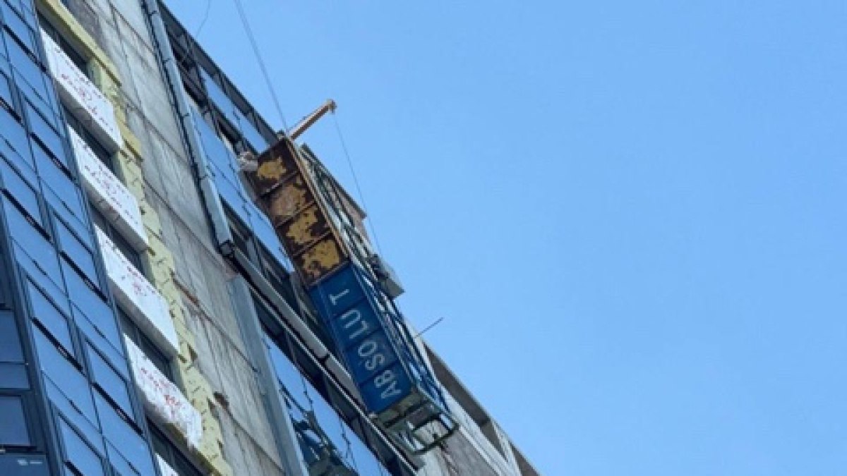 На стройке в Самаре двое рабочих погибли при падении с 20 этажа В четверг в Самаре на строительной площадке жилого комплекса Кватро произошла страшная трагедия На 20 м этаже строящегося дома на пересечении улиц Буянова и Вилоновской оборвался трос фасадно подъемной люльки В ней находились трое рабочих выполнявших остекление По предварительной информации двое мужчин погибли на месте от полученных травм Третий пострадавший был экстренно госпитализирован ему оказывается вся необходимая медицинская помощь На место происшествия незамедлительно выехали следователи сотрудники прокуратуры и экстренных служб Деятельность всех оперативных подразделений координирует прокурор Железнодорожного района Александр Коробов По данному факту прокуратура организовала проверку соблюдения требований трудового законодательства строительных нормативов и правил сообщили в надзорном ведомстве Специалисты изучат все обстоятельства инцидента включая состояние оборудования организацию работ и проведение инструктажа Кроме того следственными органами уже возбуждено уголовное дело по части 3 статьи 216 УК РФ нарушение правил безопасности при ведении строительных или иных работ повлекшее по неосторожности смерть двух и более лиц Прокуратура взяла ход расследования на особый контроль Официальные выводы о причинах катастрофы будут сделаны по результатам проверки Прокуратура Самарской области ГТРК Самара MAX lВК lОК lСАЙТ