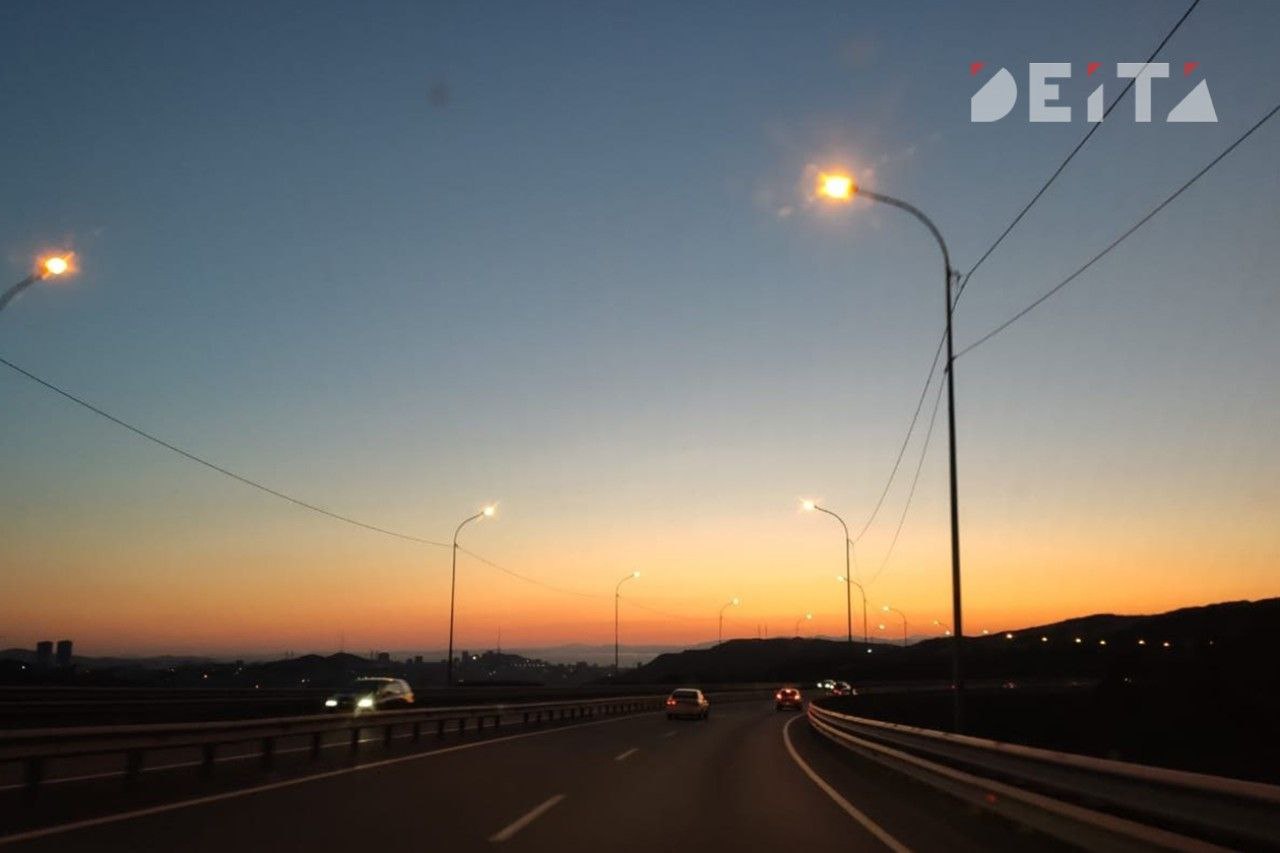 Во Владивостоке перекроют федеральную трассу 29 ноября во Владивостоке начнутся работы по монтажу пролетной балки виадука через федеральную трассу у остановки Весенняя Виадук был разрушен в результате ДТП с самосвалом в сентябре 2023 года Для ремонтных работ перекроют федеральную трассу Работы будут проводиться с 22 00 до 08 00 с полным перекрытием проезжей части Объезд организован через низководный мост или улицу Шевченко После монтажа балки выполнят остекление виадука и асфальтирование внутри перехода Для пешеходов переход откроют 15 декабря Deitaru