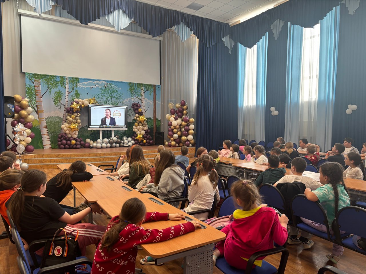 ‍ Пуровские автоинспекторы провели квиз «Вело-СИМ» для юных участников дорожного движения.  18 июня сотрудники Госавтоинспекции организовали квиз «Вело-СИМ» для более чем 30 ребят из пришкольного лагеря «Почемучки» школы № 1, г. Тарко-Сале. В игровой форме дети отвечали на вопросы по ПДД, разбирали различные ситуации и делились опытом. Квиз состоял из нескольких раундов.   В завершение мероприятия участникам показали обучающий ролик о правилах безопасного использования средств индивидуальной мобильности  СИМ .     #мвдроссии #полиция #гибддянао #гибдд #янао #пуровскийрайон
