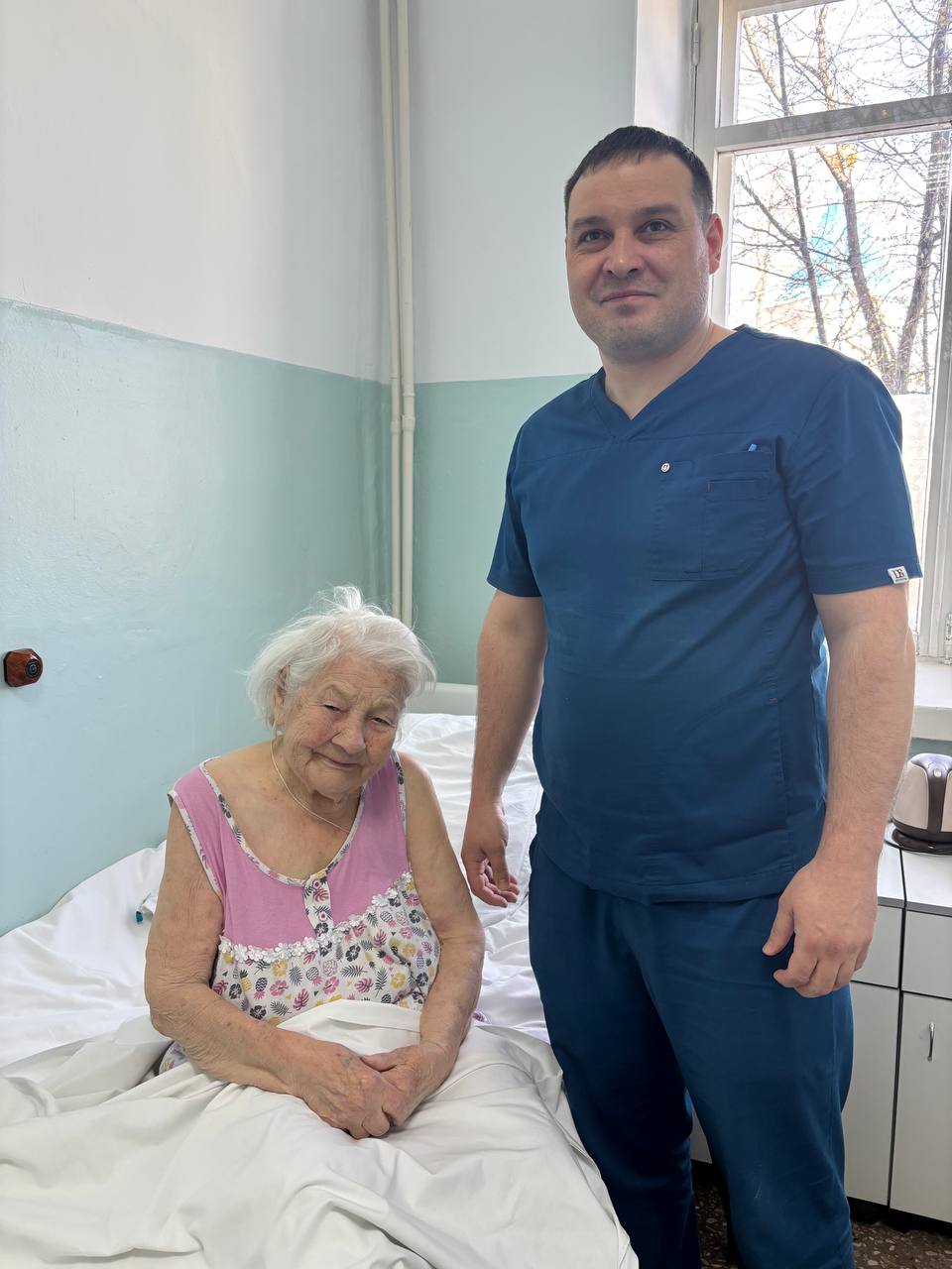 Ялуторовские врачи спасли жизнь 100-летней женщины Жительницу Ялуторовска бригада скорой помощи доставила в Областную больницу №23. Она жаловалась на длительные боли в животе. После обследований в учреждении врачи диагностировали у пациентки ущемление грыжи. Женщине незамедлительно провели операцию. Сейчас ее жизни ничто не угрожает. Врач хирург хирургического отделения Областной больницы №23 Адилет Асанбеков: "Учитывая возраст пациентки, операция представляла определенную сложность. Но благодаря слаженной работе всей операционной бригады, мы справились. Сейчас состояние пациентки стабильное, она идет на поправку". Возрастные пациенты требуют особого внимания и индивидуального подхода, отмечают медики. Благодаря профессионализму врачей, удалось избежать серьезных осложнений. Департамент здравоохранения Тюменской области.