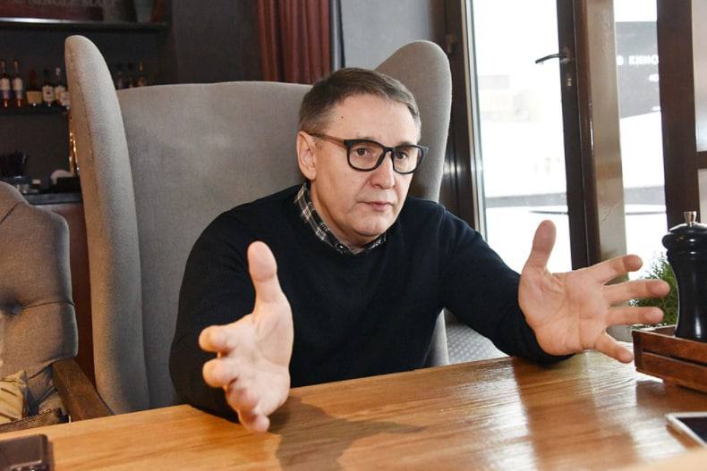 В Екатеринбург вернулся некогда звездный ресторатор Олег Ананьев. Его заметили сразу в нескольких известных барах города: «Огонек», Alibi и «Дориан Грей». Ананьев, который известен в городе по ресторану «Вечера на Хуторе», «Красна хата» , «Труффальдино», «Хаш», и Le Bourg1905, в конце ноября прошлого года удивил бизнес-сообщество тем, что ушел на фронт. Однако уже в начале апреля он вернулся. По возвращению ресторатора, ряд СМИ города написали, что его якобы не пустили в бар «Огонек» и Alibi. Из чего, конечно, получился небольшой медийный скандал. Как нам рассказали в этих барах, экс-ресторатора не пропустил фейс-контроль в связи с его кондицией. Олег Ананьев известный ресторатор, который делал проекты с 1995 года. Из первых и известных «Русская охота», «Вечера на Хуторе», «Фират». Позже он вошел в проекты с инвесторами-миллионерами Заводовским и Погребинским из "Гринвича" и руководил Le Bourg, «Труффальдино», «Хаш», «Красна хата». В 2018 году бизнесмен закрыл «Вечера на хуторе» и начал выходить из других проектов. По слухам, они разошлись с собственниками в видении развития ресторанов. Позже Ананьев работал в «Сима-Ленде». Миллионеров