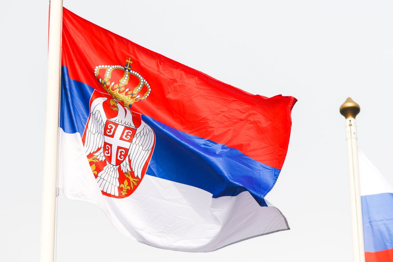 Россия и Сербия подписали приложение к действующему газовому соглашению о поставках газа с 1 июня по 30 сентября, сообщает сербское агентство Tanjug со ссылкой на главу "Сербиягаз" Душана Баятовича. Согласно сообщению, Россия будет поставлять 6,1 млн кубометров газа в сутки по цене 290 евро за тыс. кубометров, при этом параметры не были изменены, а цена привязана к стоимости нефти. Баятович заявил также, что цена для населения в ближайшее время не вырастет, а для промышленности станет дешевле, если на рынке не произойдет серьезных потрясений. Фото: Maksim Konstantinov/SOPA Images/LightRocket via Getty Images