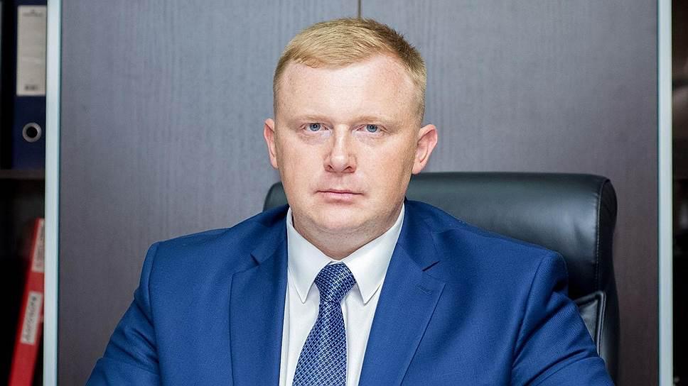 «Красный губернатор» Андрей Ищенко вернулся в Приморье после смягчения наказания Заключение в колонии общего режима ему заменили обязательными работами. Отбывать остаток срока он будет в исправительном центре села Чкаловское Спасского района. Об этом Андрей Ищенко рассказал РБК Приморье. «Прибыть в исправительный центр села Чкаловское Спасского района я должен завтра до вечерней проверки. Сейчас нахожусь во Владивостоке, с детьми. Не видел их более трех лет», — рассказал Ищенко. Напомним, Ищенко признан виновным в деле о продаже нежилой недвижимости под видом квартир. Его приговорили к 6 годам 6 месяцам в колонии общего режима.