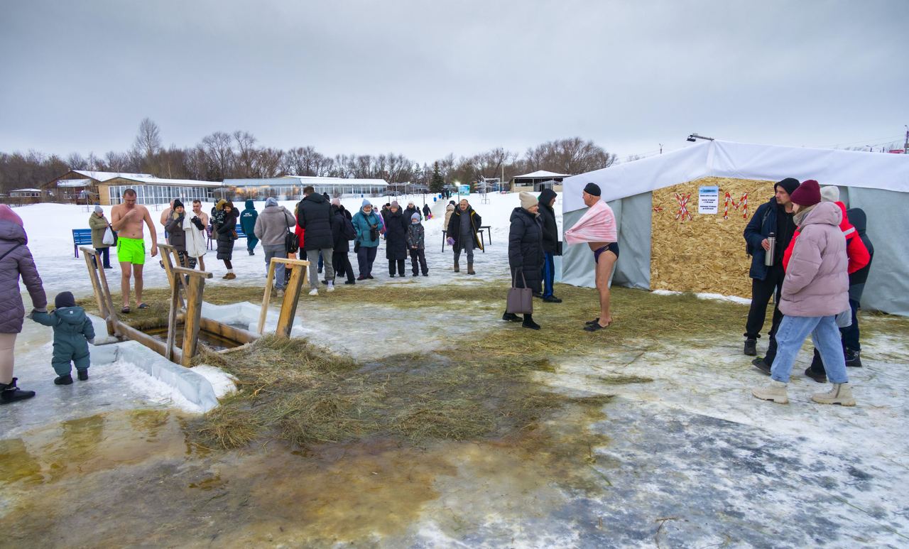 Каждый шестой челябинец планирует окунуться в крещенскую прорубь 17 экономически активных жителей Челябинска планируют поддержать традицию крещенских купаний в этом году Такие данные показал опрос проведённый среди горожан известной платформой по поиску работы Из них 12 респондентов уже имеют опыт зимнего омовения и намерены повторить его а 5 готовы попробовать сделать это впервые Мужчины проявляют большую приверженность традиции 16 из них назвали себя постоянными участниками в то время как среди женщин таких только 8 Наиболее активно традицию поддерживает молодёжь до 35 лет Среди этой возрастной группы 17 заявили что моржуют регулярно а ещё 6 хотят присоединиться к ним в этом году Большинство опрошенных 59 рассказали что никогда не участвовали в крещенских купаниях Ещё 13 отказались от некогда соблюдавшейся традиции ссылаясь на риски для здоровья после болезней или отсутствие подходящих мест поблизости Ранее челябинский кардиолог предупредила об опасности крещенских купаний eugenejut