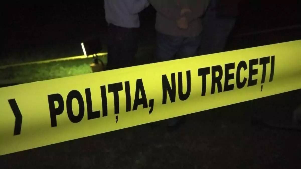 В Теленештском районе 8 августа произошло убийство. По данным полиции, 46-летний сотрудник сельхозпредприятия во время ссоры несколько раз ударил 50-летнюю коллегу топором, после чего сбросил тело в колодец, а её машину оставил в лесу. Подозреваемого задержали на 72 часа, возбуждено уголовное дело об умышленном убийстве. Кишинев Live. Подписаться