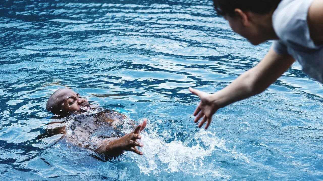 В Партизанском районе Приморья женщину смыло потоком воды... Она утонула Вчера утром 45-летнюю женщину унесло течением реки Постышевка, при попытке перейти её вброд. Происшествие произошло в муниципальном округе г. Партизанск. Сотрудники МЧС России обнаружили тело погибшей вечером, в 800 метрах ниже по течению и передали ее сотрудникам полиции. Прислать новость: Ссылка на Чат