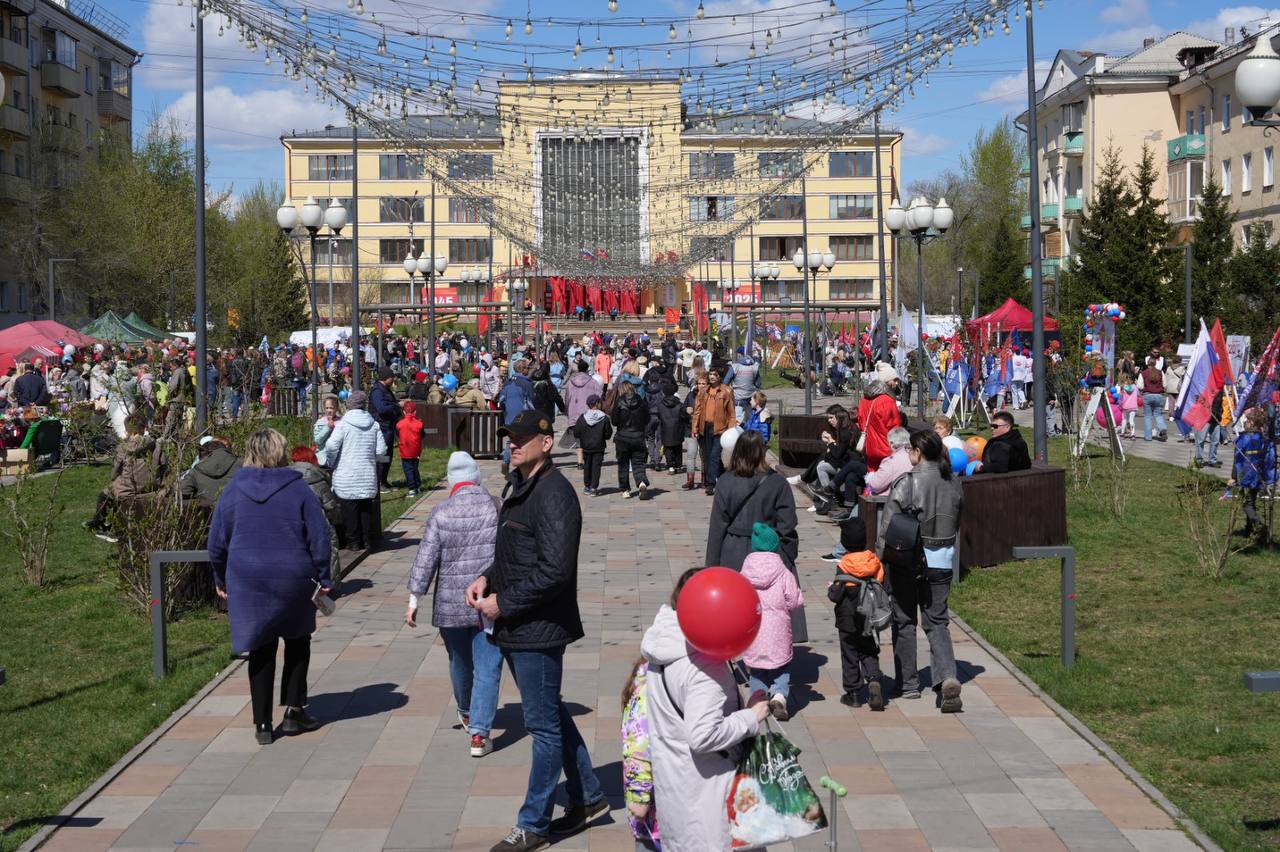 В Красноярске наградили предприятия, которые оказывают поддержку бойцам СВО  В городе сегодня проходят праздничные мероприятия, посвящённые Дню весны и  труда.   В честь праздника у стелы трудовой доблести сегодня вручили кубок и переходящее знамя за высокие показатели в общественной и производственной деятельности предприятию-победителю соревнований.   Кроме того, особо отметили организации, которые помогают бойцам СВО, участвуют в формировании гуманитарной помощи, сообщил в своём телеграм-канале мэр Красноярска Владислав Логинов.   Фото: Владислав Логинов