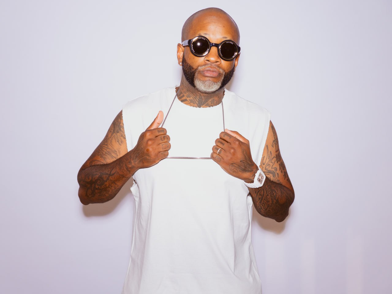 Легенда электронной музыки Willy William выступит в Москве Французский диджей известный электронной музыкой в которой сочетаются латиноамериканские и африканские мотивы приедет в столицу на Портал 2030 2050 которых проходит в рамках форума Территория Москвы Москва 2030 Он исполнит сеты со своими лучшими треками включая мультибриллиантовый хит Mi Gente и знакомую всем и каждому песню Ego Willy William пять раз становился лауреатом Billboard Latin Music Awards 13 сентября Место TAU Вход свободный