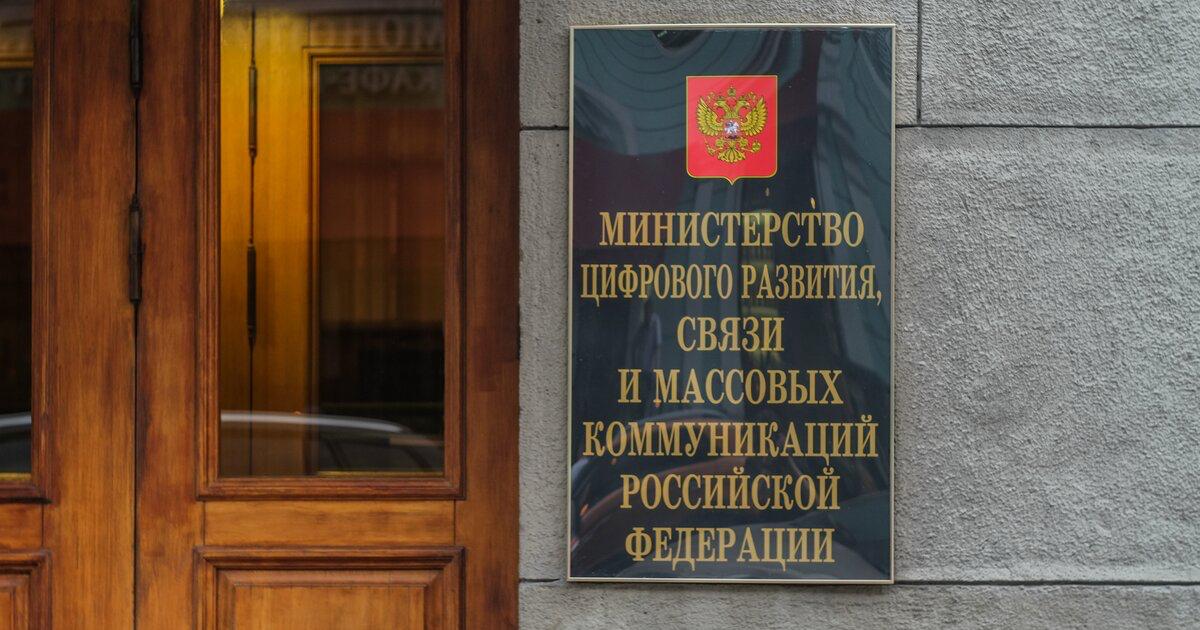 В России установлен статус значимых разработчиков отечественного программного обеспечения. Соответствующий закон подписал президент Владимир Путин. В перечень включат компании, располагающиеся в России, создающие софт и базы данных, и реализующие особо значимые проекты по соглашению с правительством.  Документ закрепляет за Министерством цифрового развития, связи и массовых коммуникаций ведение реестров значимых разработчиков софта и доверенного и отвечающего нормам информационной безопасности российского ПО, а также перечня, куда по решению правительственной комиссии войдёт внутренний софт российских юрлиц, который компании создают сами для себя.  Закон вступит в силу с марта следующего года.