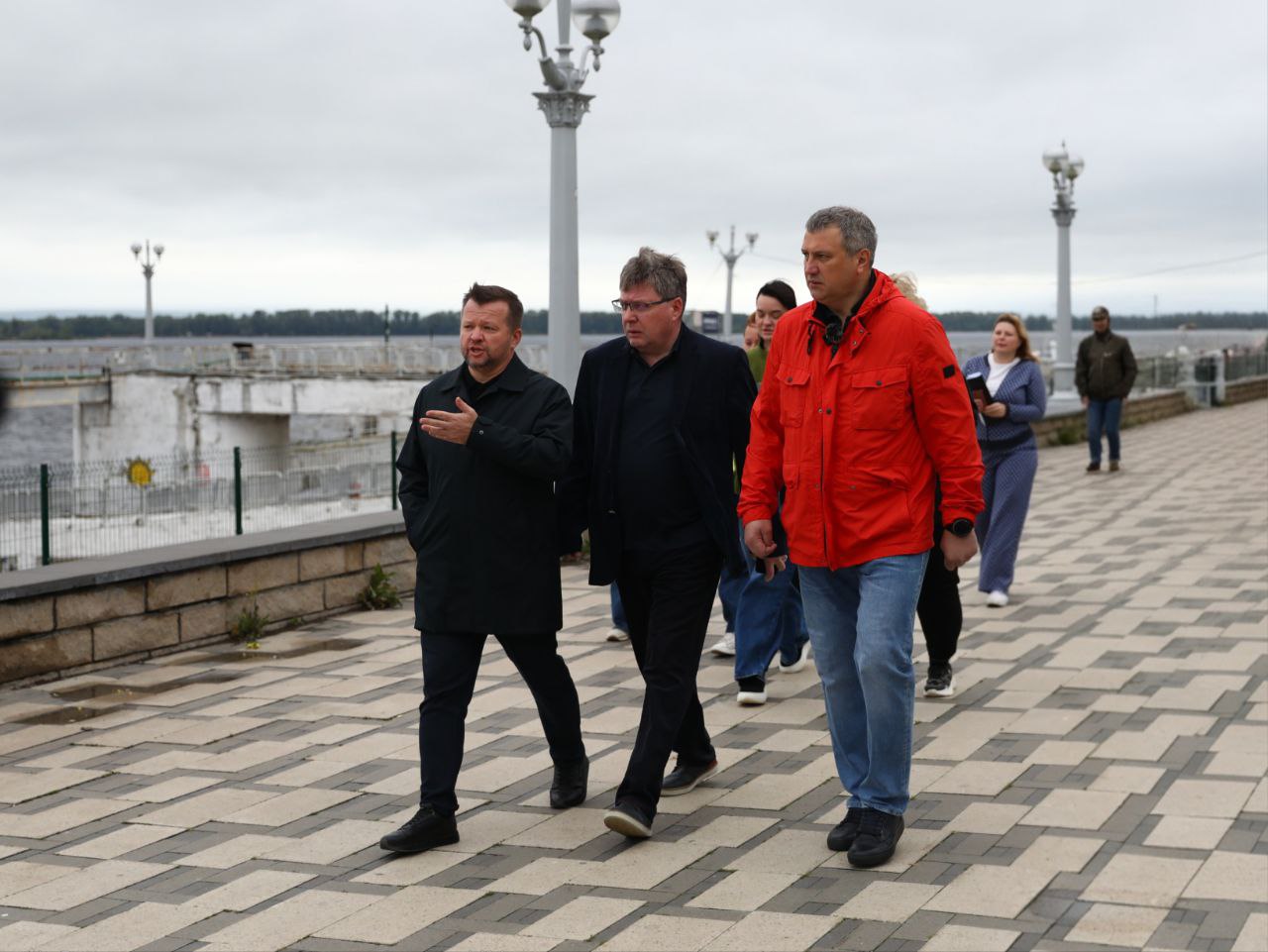 В Самарском районе начали решать проблему «бесхозных» земельных участков Глава Самары Иван Носков вместе с главой Самарского района Романом Радюковым провели объезд территории у речного вокзала. В ходе осмотра выяснилось, что многие участки на набережной не оформлены должным образом: они не стоят на кадастровом учете, из-за чего за ними никто не ухаживает. Среди проблемных территорий – автостоянка рядом с вокзалом, участок напротив 6-го причала с парковкой и зеленой зоной, а также земля у самого здания Речного вокзала. Сейчас некоторые из этих территорий используют предприниматели, но они не платят налоги и не следят за порядком. Мэр поручил в ближайшее время выявить все подобные участки вдоль набережной, провести их кадастрирование, определить собственников и ответственных за содержание. Во время объезда также осмотрели лестницы, ведущие к набережной. В этом году запланирован их косметический ремонт, параллельно прорабатывается вопрос капитального восстановления. Кроме того, Иван Носков посетил дом №25а на улице Некрасовской, где в 2023 году произошел пожар, унесший жизни двух человек. Здание признали аварийным, но оно не вошло ни в программу расселения, ни в капремонт. Мэр поручил провести экспертизу, чтобы определить дальнейшую судьбу дома – реконструкция или снос. По его словам, в исторической части города много подобных ветхих и заброшенных зданий, которые создают угрозу для жителей. Администрация формирует реестр таких объектов и будет решать их судьбу в индивидуальном порядке, в том числе с привлечением инвесторов. : тг-канал Ивана Носкова