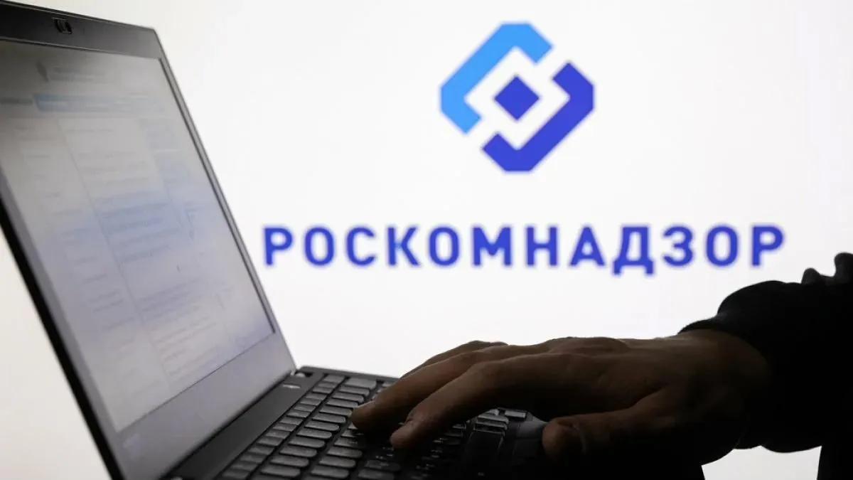 Роскомнадзор предлагает принудительно включать ресурсы в реестр организаторов распространения информации, если они не уведомили ведомство о своей деятельности Роскомнадзор подготовил законопроект, предусматривающий штрафы и принудительное включение в реестр организаторов распространения информации ОРИ для ресурсов, которые не уведомили РКН о начале своей деятельности в течение 10 рабочих дней после получения соответствующего требования, сообщают «Ведомости». Издание отмечает, что сейчас ресурсы, нарушившие правила уведомления ОРИ, возможно только привлечь к административной ответственности, при этом статус таких ресурсов остается вне правового поля, то есть их не включают в реестр. Теперь же при игнорировании требования РКН такие ресурсы предлагается включать в реестр принудительно и штрафовать по решению суда. За первое нарушение физлицам будет грозить штраф от 1 до 3 тысяч рублей, должностным лицам — 10-30 тысяч, юрлицам — 100-300 тысяч, при повторном нарушении штраф может достигать 1 млн рублей. По действующему законодательству добавление в реестр ОРИ происходит добровольно или по запросу ФСБ. Реестр включает сайты, на которых пользователи могут обмениваться сообщениями