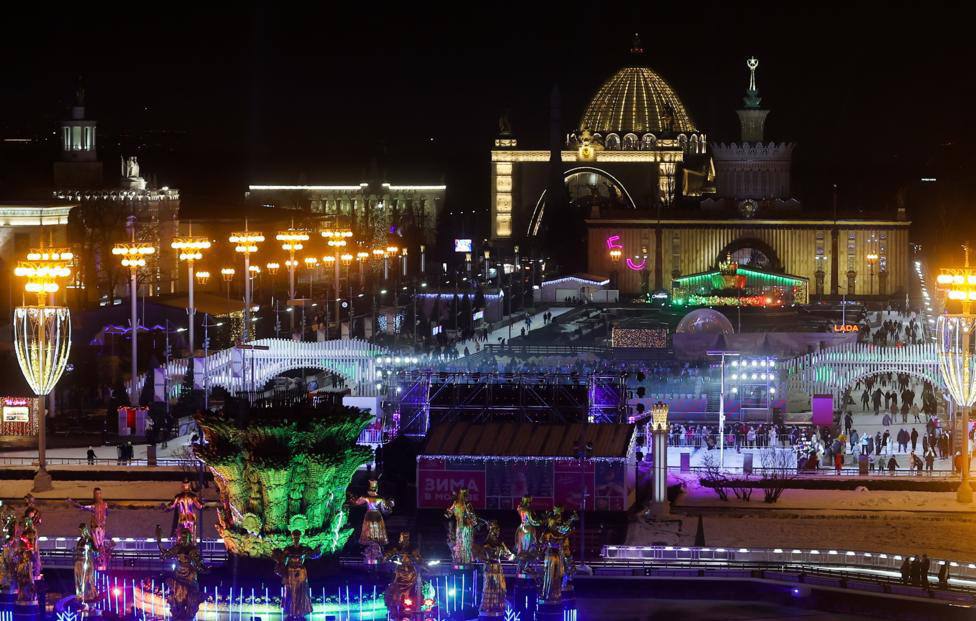 В Москве откроются новые катки с подсветкой и звёздным небом В столице анонсировали открытие новых зимних площадок для катания на коньках В новом сезоне к традиционным локациям добавятся три новые точки Лужники Каток на 16 тыс квадратов с художественной подсветкой кафе и прокатом Он будет работать на месте летнего фонтана Коломенское Один из самых длинных линейных катков в городе длиной 1 7 км вдоль набережной Москвы реки с инсталляцией звездного неба Северный речной вокзал Каток с бесплатным прокатом теплыми павильонами кафе и зимней ярмаркой Также продолжается подготовка главного катка страны на ВДНХ где можно будет кататься вдоль Главной аллеи и вокруг знаменитых фонтанов Дружба народов и Каменный цветок kvadratnymaster Фото ТАСС