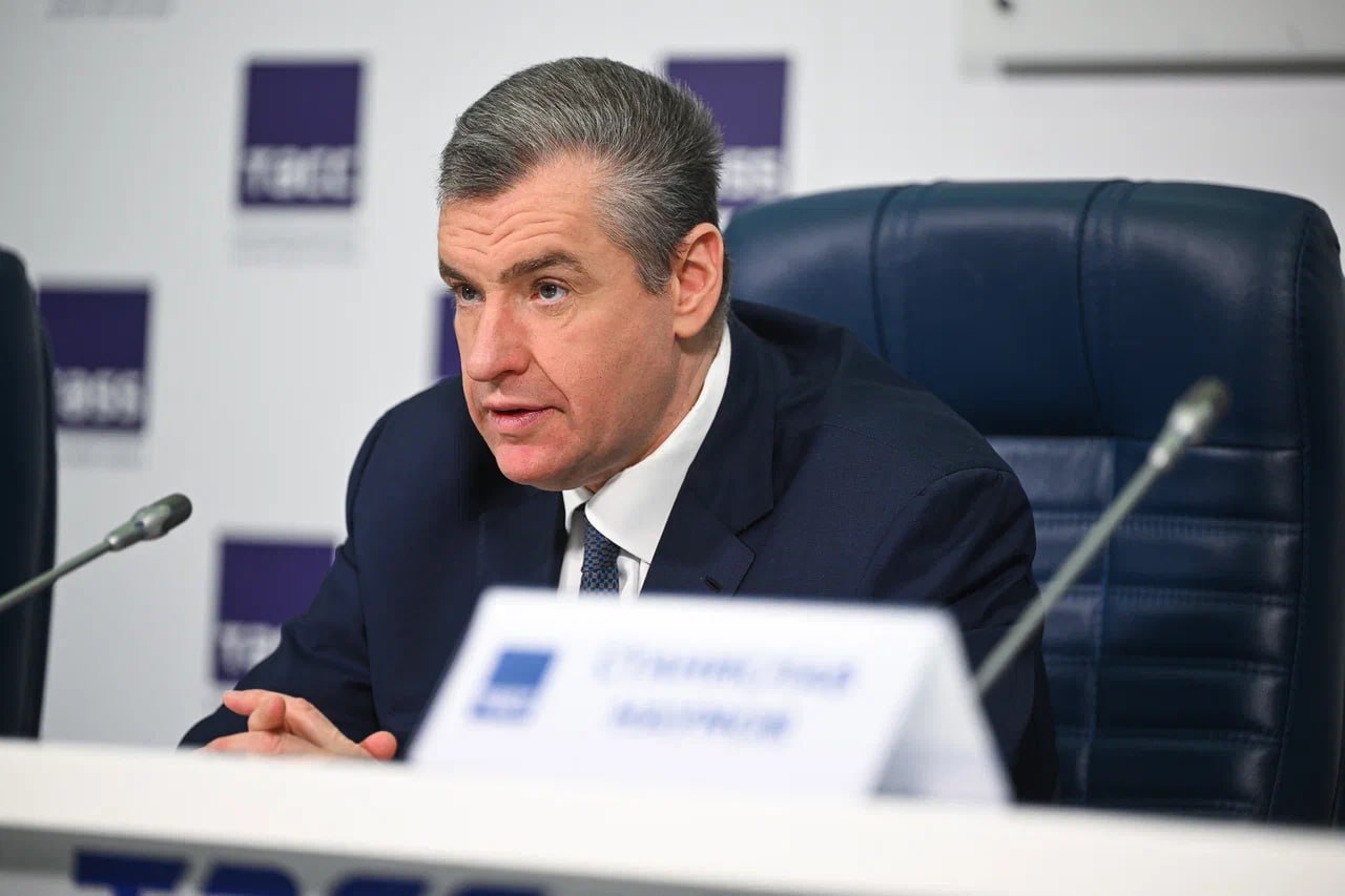 Уголовная ответственность за пропаганду наркотиков среди детей Предлагаем внести изменения в УК РФ. Считаем, что за пропаганду среди детей наркотиков, психотропных веществ, их аналогов или прекурсоров, а также растений, содержащих наркотические средства, адекватным наказанием будет лишение свободы до трёх лет или выплаты штрафа до 500 тысяч рублей, обязательные исправительные или принудительные работы с лишением права занимать определённые должности. Соответствующий законопроект направлен на заключение в Правительство и Верховный Суд РФ 27 июня 2025 года. Надеемся, что предложение расширит полномочия правоохранительных органов и позволит привлечь к ответственности в том числе тех, кто занимается пропагандой запрещенных веществ в интернете и мессенджерах. «Несмотря на существующие уголовные статьи за пропаганду наркотических средств, активность наркоблогеров в цифровом пространстве только возрастает. И в первую очередь они пытаются приучить к употреблению этой отравы наших детей. Несовершеннолетних завлекают разными изощрёнными способами, вплоть до весёлых картинок и анекдотов. И поймать их в интернете очень трудно. Во многом из-за этих сетевых подонков в стране уже который год растёт число наркоманов. Число зарегистрированных несовершеннолетних с диагнозом «наркомания» увеличилось на 68%. От этих цифр волосы становятся дыбом. ЛДПР бьёт тревогу и предлагает срочно ужесточить и таргетировать наказания для наркопропагандистов среди несовершеннолетних», – заявил Председатель ЛДПР Леонид Слуцкий. Согласно данным Минздрава, общее число лиц с диагнозом «наркомания» в 2023 году составило 228 718 человек, а общее количество граждан с пагубными последствиями употребления наркотиков – 159 519. При этом число зарегистрированных несовершеннолетних с диагнозом «наркомания» выросло на 68%.