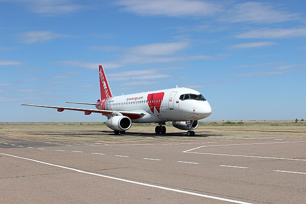 Авиакомпания Red Wings возобновит полеты из Москвы в израильский Эйлат Авиакомпания Red Wings возобновит полеты из Москвы в израильский Эйлат с 31 июля после приостановки выполнения рейсов по этому направлению 13 июня. Об этом сообщает Прайм со ссылкой на данные на сайте компании. Red Wings будет летать в Эйлат каждый четверг на самолетах SSJ-100. Время в пути составит 7 часов 35 минут, включая техническую посадку в Сочи на 40 минут. Рейсы из России в Израиль были приостановлены 13 июня в связи с распоряжением Росавиации. В тот день Армия обороны Израиля ЦАХАЛ начала широкомасштабную операцию под названием "Восходящий лев", в рамках которой ВВС наносят удары по военным целям и объектам ядерной программы Ирана. aviaru.net/n285167