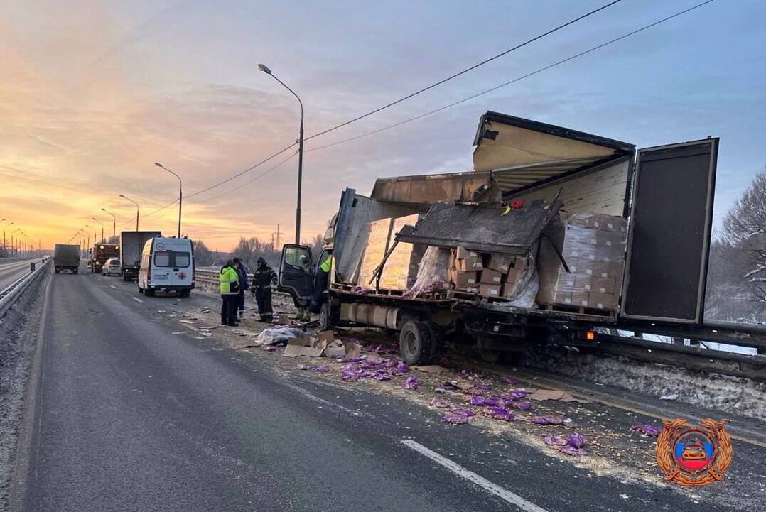 Водитель погиб на трассе М-10 под Конаково  Утром 19 декабря в Тверской области на трассе М-10 Россия произошло смертельное ДТП.   Водитель автомобиля вышел на улицу, в этот момент в его машину врезалась фура. К сожалению, водитель погиб.    Пилот Подписаться  #дтп #авария