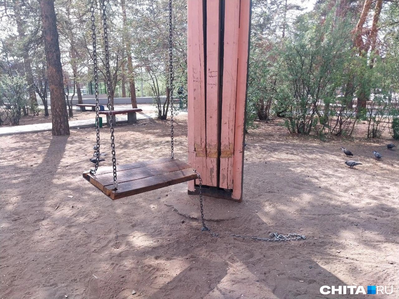 Девушка, получившая травму при падении в парке Пионеров в Чите, качалась на качели втроём Прокуратура Центрального района Читы провела проверку после сообщений в СМИ о травмировании 15-летней девочки в парке Пионеров. Было установлено, что подростки качались втроём на одной качели, но информации о том, сколько человек может на ней находиться, рядом с качелей не было. По данным надзорного ведомства, 17 июня 2025 года трое подростков катались на качелях, в какой-то момент обрушилась верхняя часть каркаса конструкции. В результате одна девочка получила травму — закрытый перелом верхней ветви лонной кости. Этот перелом относится к вреду здоровью средней тяжести. Проверка показала, что качели не имели необходимых табличек с информацией: о возрастных ограничениях, росте пользователей и номерах телефонов экстренных служб. Также выяснилось, что несмотря на ежедневный осмотр, обслуживание и проверка конструкции проводились не в полной мере. Руководству Дворца пионеров направлено представление об устранении нарушений. Кроме того, прокуратура направила в суд иск о компенсации морального вреда пострадавшей девочке и её законному представителю. Фото: ИА Чита.ру ChitaMedia Забайкальский край