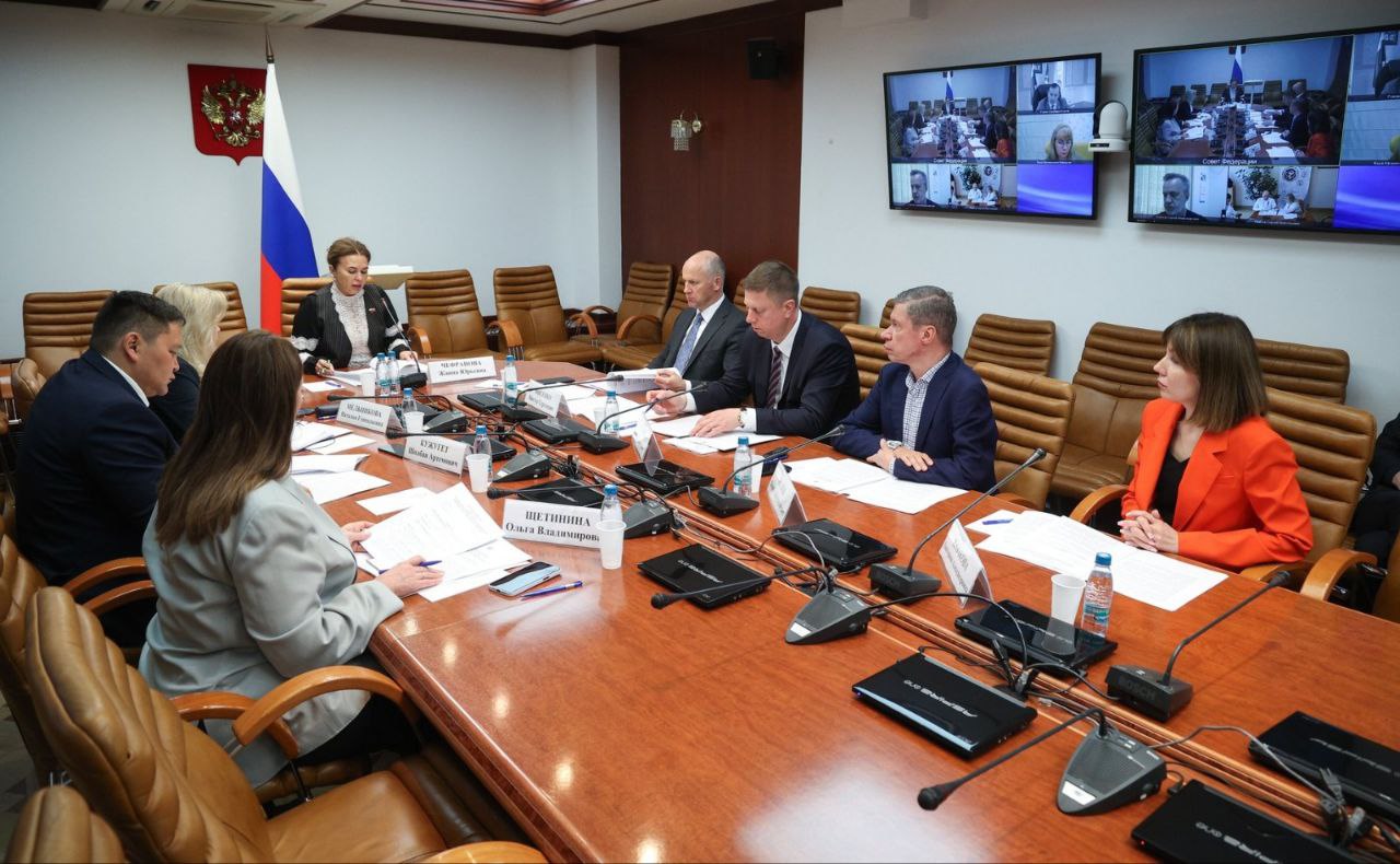 ФОМС подвел итоги реализации Программы госгарантий с начала текущего года Объёмы профилактических мероприятий за январь-май составили более 52 млн комплексных посещений, рост на 18% по сравнению с аналогичным периодом прошлого года , сообщил на круглом столе Комитета Совета Федерации по социальной политике «Актуальные вопросы реализации в субъектах Российской Федерации национального проекта «Продолжительная и активная жизнь» Председатель Федерального фонда ОМС Илья Баланин. На текущий год бюджет Федерального фонда ОМС на выполнение Программы госгарантий значительно увеличен именно с точки зрения финансовой составляющей, на реализацию территориальных программ предусмотрено более 3,6 трлн рублей. Рост, по сравнению с 2024 годом, более чем на 16%. Это хорошая финансовая основа, которая дала возможность увеличить объемы по всем направлениям оказания медицинской помощи. - отметил Илья Баланин. В этом году в Программе госгарантий впервые установлены нормативы объема медицинской помощи по отдельным видам операций по профилю сердечно-сосудистой хирургия, таким образом существенно увеличена доступность подобных операций. Подробнее >>