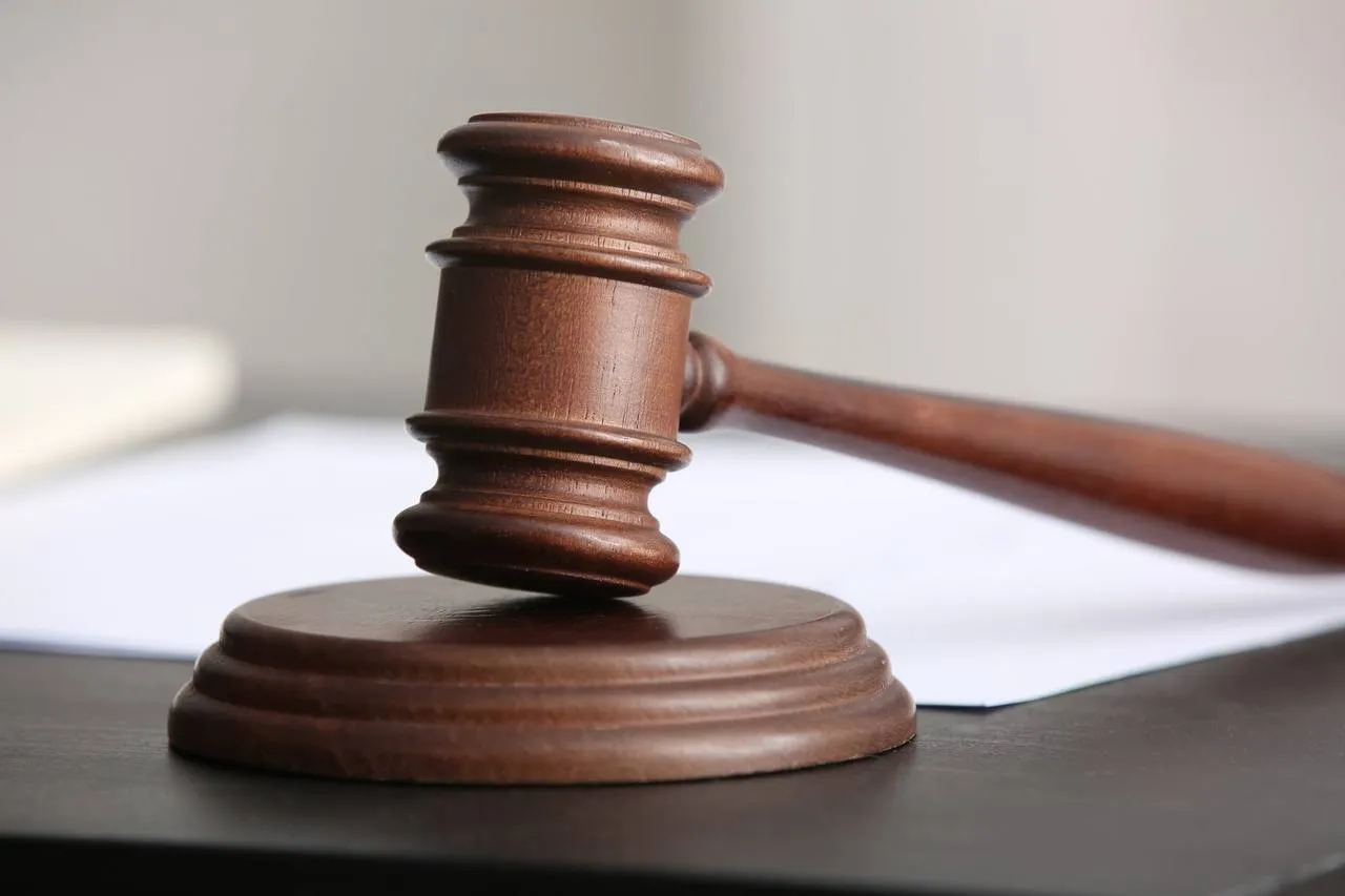 В Хабаровске руководителя управляющей компании привлекли к административной ответственности ООО Розенталь Групп Победа в январе текущего года дважды отключало горячую воду в многоквартирном доме на улице Вологодской Причиной стали частые порывы из за сильного износа внутридомовых сетей Прокуратура района вынесла постановление о привлечении руководителя УК к ответственности по части 1 статьи 7 23 КоАП РФ нарушение режима обеспечения населения коммунальными услугами Материалы рассмотрены вина подтверждена Кстати Хабаровск