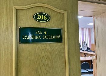 В Приамурье сотрудники компании уклонились от уплаты таможенных платежей почти на три миллиона Суд взыскал с них сумму ущерба Как сообщает пресс служба Восточно Сибирская транспортная прокуратура два работника общества с ограниченной ответственностью действуя от имени юридического лица предоставили недостоверные сведения о стоимости роботов пылесосов при импорте последних в рамках внешнеторговых контрактов В итоге уклонились от уплаты сборов на общую сумму почти 2 7 миллиона рублей Суд признал их виновными по пункту а части 2 статьи 194 УК РФ Транспортный прокурор направил в суд иск о взыскании с фигурантов суммы ущерба Требования были удовлетворены