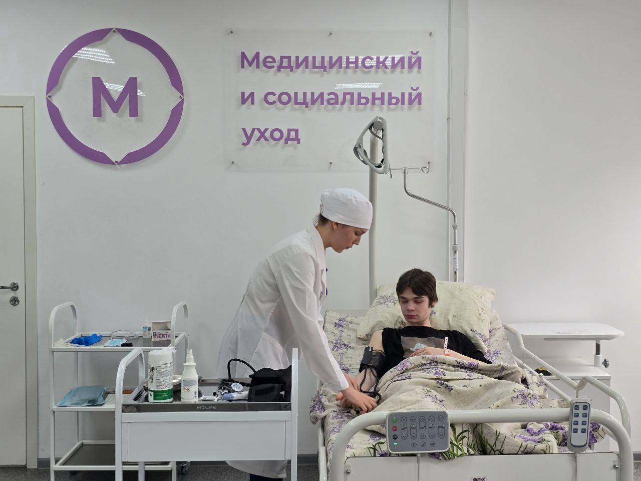 Почти 12 тысяч заявлений подали уральские абитуриенты в Свердловский областной медколледж чтобы обучаться медицинским фармацевтическим и спасательным специальностям Самыми популярными направлениями у уральских абитуриентов стали сестринское дело 4 тысячи 573 заявления лечебное дело 3 тысячи 132 заявления акушерское дело 787 заявлений Обучаться за счёт средств областного бюджета смогут 2 тысячи 570 студентов из них 500 человек по целевым направлениям Почти 2 тысячи желающих получат образование на коммерческой основе Окончательные результаты будут известны в конце августа Для желающих обучаться в очно заочном или в заочном формате срок приёма документов при наличии мест продлён до 1 декабря Подписывайтесь на канал Свердловской области в Max