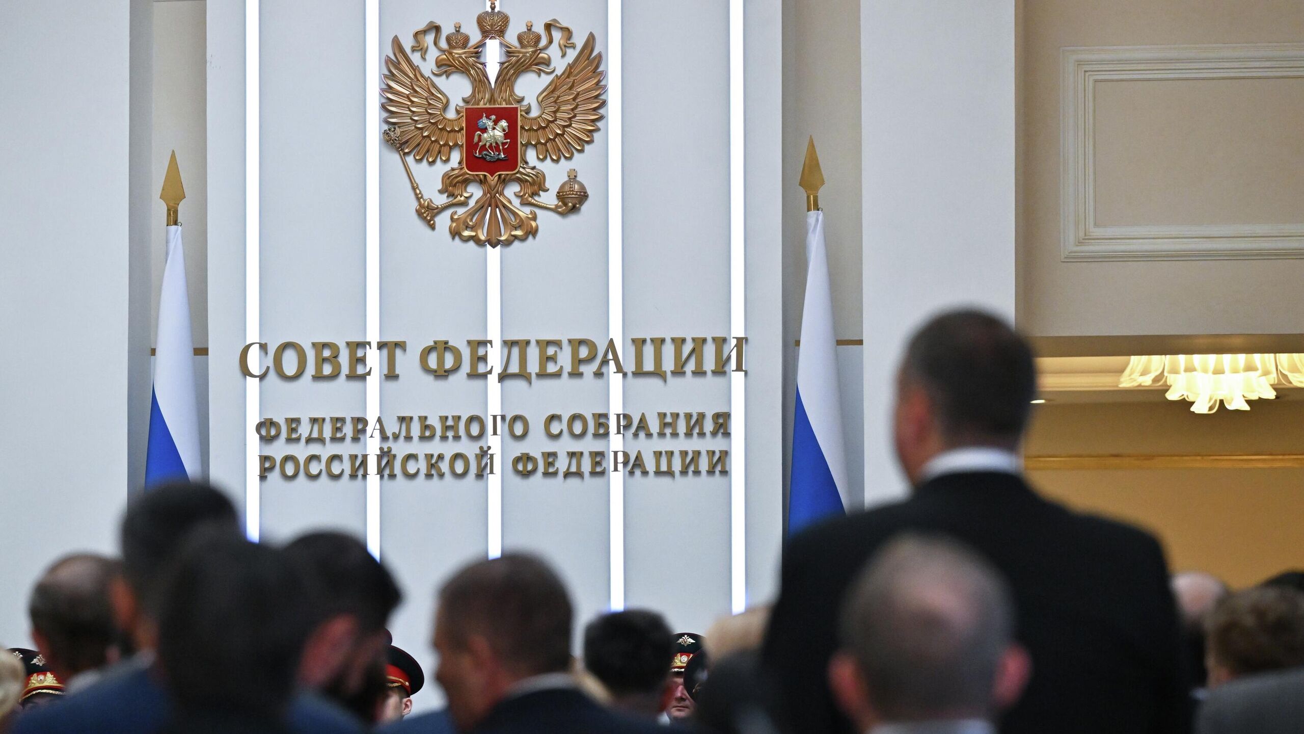 Глава экономического комитета Совфеда Андрей Кутепов предложил председателю Банка России Эльвире Набиуллиной отменить комиссию кредитных организаций при оплате штрафов за нарушения правил дорожного движения ПДД физическими лицами Просим рассмотреть предложение относительно отмены комиссии кредитных организаций при оплате штрафов за нарушения ПДД физическими лицами говорится в обращении к главе ЦБ документ есть в распоряжении РИА Новости Кутепов отметил что решением Совета директоров Банка России установлен нулевой тариф комиссий банков за уплату штрафов налогов и других платежей в бюджет через систему быстрых платежей СБП Поэтапно вводятся и другие механизмы оплаты штрафов без комиссии