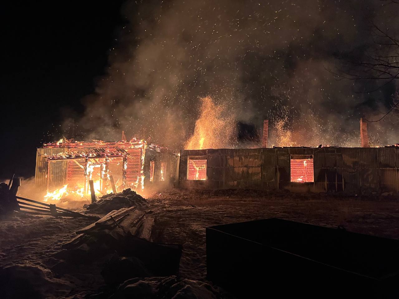 Уголовное дело о халатности возбудили после пожара в Тохойской школе  По предварительным данным Следственного комитета, недавно в здании провели ремонт с заменой системы отопления и установкой электрокотлов.   - Не исключено, что причиной возгорания могла стать аварийная работа электрического оборудования или электропроводки, - считают в ведомстве.   В ближайшее время совместно со специалистами МЧС следователи проведут детальный осмотр места происшествия и назначат пожарно-техническую экспертизу.   Кроме этого, правоохранители проверят действия должностных лиц образовательного учреждения, связанные с проведением ремонта и приемкой работ по установке новой системы отопления с электрокотлами.  Arigus