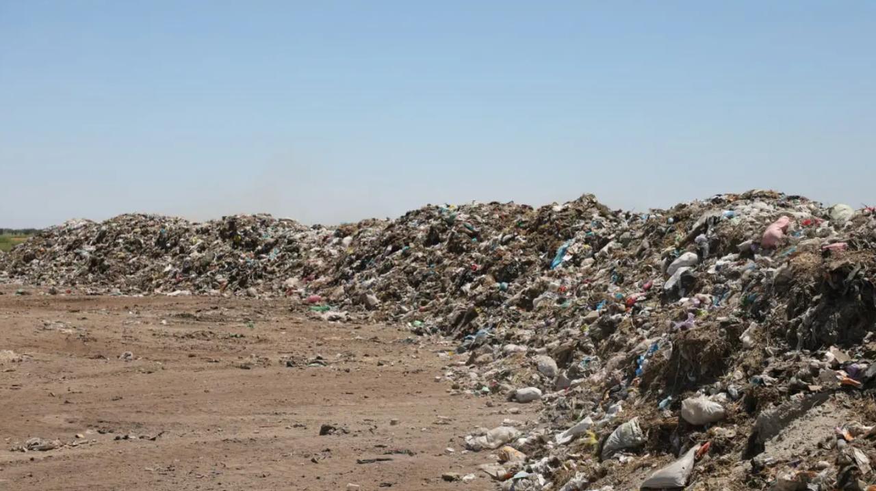 47 мусорных полигонов закрыли в Узбекистане за последние два года В разных регионах Узбекистана за 2024 год и начало 2025 года рекультивированы и закрыты 47 полигонов бытовых отходов Работы проводила Дирекция по управлению полигонами отходов при Агентстве по управлению отходами и развитию циркулярной экономики Закрытые свалки расположены в Каракалпакстане а также в Андижанской Бухарской Кашкадарьинской Наманганской Самаркандской Ташкентской Ферганской и Хорезмской областях На всех участках провели укрытие территорий почвенным слоем чтобы восстановить земли В 2025 году завершены работы на 18 полигонах общей площадью более 81 га Всего на балансе Дирекции 185 свалок из которых почти четверть уже рекультивированы Telegram Facebook Instagram LinkedIn Сайт