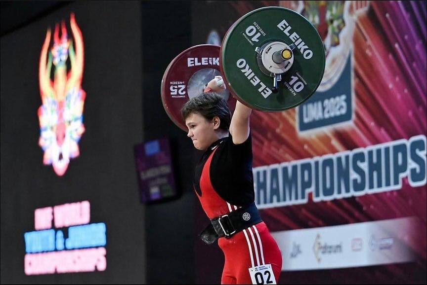 Казахстанская атлетка забрала золото на юношеском чемпионате мира по тяжелой атлетике в Лиме Ксения Прозорова принесла стране золотую медаль, выиграв соревнования в весовой категории до 59 килограммов. Она в сумме двоеборья подняла 199 91+108 килограммов. Второй стала Маржона Абдумуталова Узбекистан - 190 88+102 . Полина Павлович Россия взяла "бронзу" - 189 85+104 . Также в Перу бронзовыми медалями отметились Ернур Мырзахметов в весе до 73 кг и Ерасыл Саулебеков до 81 кг . Добавим, что ранее первое место на ЧМ занял Бейбарыс Ерсеит до 61 кг . Фото: IWF /CentralMediaNews