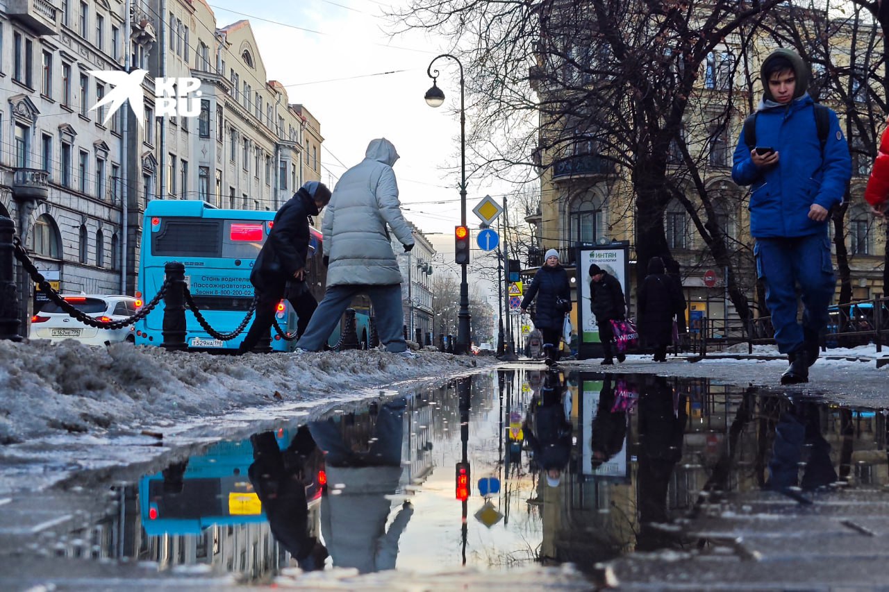 После 13-14 часов в городе возможны ледяные дожди и гололед. Потепление грядет  Синоптик Михаил Леус предупредил об изменении погоды в ближайшее время. Морозы - все. Грядет потепление, до нуля градусов. А вместе с тем и последствия: скользкие дороги, тротуары, налипший на проводах мокрый снег, а также осадки в виде ледяных дождей.   : СПб