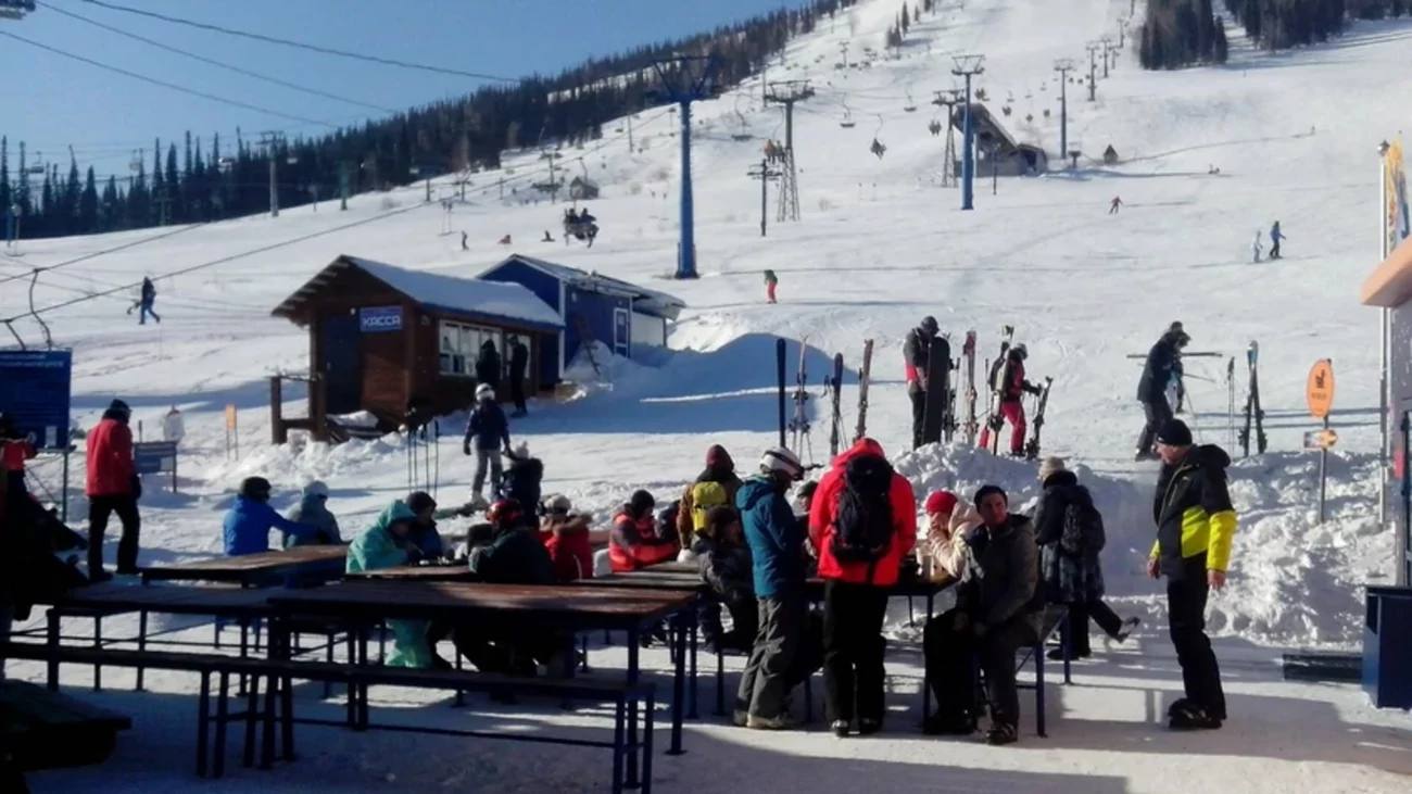 Туристы массово заражаются ротавирусом в Шерегеше На горнолыжном курорте Шерегеш произошло массовое заражение ротавирусной инфекцией однако источник заболевания вызывает споры Многие пострадавшие туристы связывают это с посещением местного бара Грелка в то время как представители заведения отрицают свою вину Пожаловалась на самочувствие и отдыхающие из Барнаула Друзья приехали на горнолыжный курорт на новогодние праздники Когда они вернулись домой у половины проявились одинаковые симптомы тошнота рвота диарея температура до 38 5 и головная боль В Роспотребнадзоре по Кемеровской области рассказали РИА Новости что у персонала выявили норовирус и сотрудников отстранили от работы Ведомство начало эпидрасследование