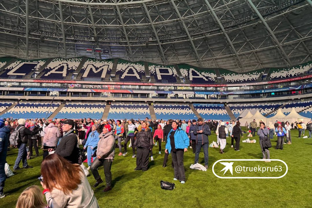 Опа Матч Крыльев Советов и Зенита могут перенести из за состояния газона на Солидарность Самара Арене Игра должна пройти в это воскресенье однако ее могут отложить на резервную дату или перенести в Санкт Петербург Вчера на поле стадиона прошел фестиваль фитнеса Накрути себя Потоптались на поле 2500 участников видимо знатно Официально о переносе матча никто не сообщал Подпишись на truekpru63 Мы в MAX