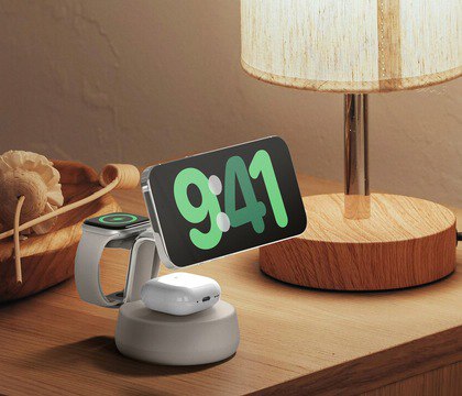 Belkin выпустила зарядные станции UltraCharge с новым стандартом Qi 2 2 Компания Belkin представила серию UltraCharge первые зарядные станции компании с поддержкой Qi 2 2 Они обеспечивают быструю беспроводную зарядку мощностью до 25 Вт и универсальную совместимость Линейка состоит из трех моделей По заявлению производителя UltraCharge Pro 3 в 1 заряжает iPhone до 50 за 25 минут Apple Watch до 80 за полчаса и параллельно может заряжать AirPods