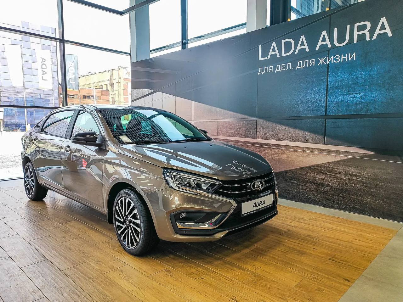 Новую Lada Aura продали в Дубае дороже Toyota Camry. В ОАЭ состоялась первая сделка по продаже длинного седана Lada Aura. По его данным, в Дубае покупатель приобрел Lada Aura по цене 120 тыс. дирхамов порядка 2,6 млн рублей в переводе . Российский автомобиль оказался дороже, чем иномарки. Так, в ОАЭ Toyota Camry стоит от 110 тыс. дирхамов около 2,4 млн рублей , а Haval H7 — от 100 тыс. дирхамов около 2,1 млн рублей .